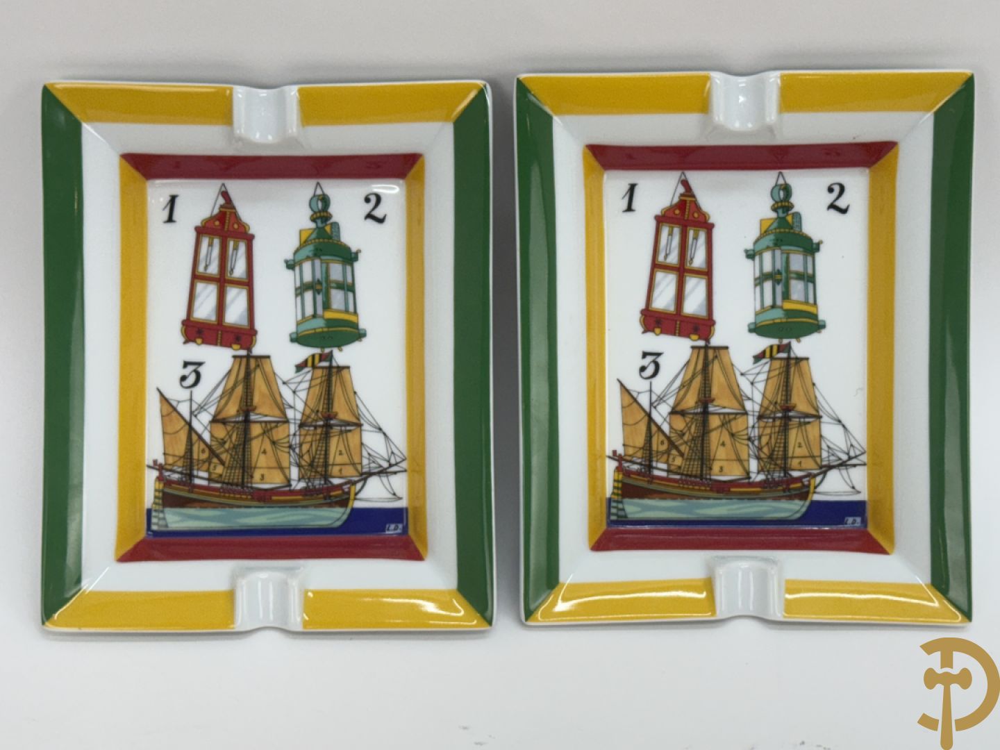 Twee porseleinen asbakken met afbeelding maquette van boot, Hermes Paris made in France getekend