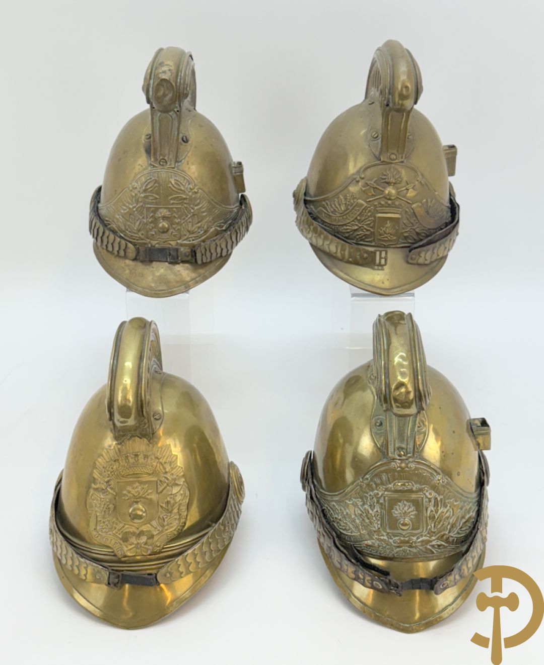 Vier koperen Franse pompierhelmen, model 1880