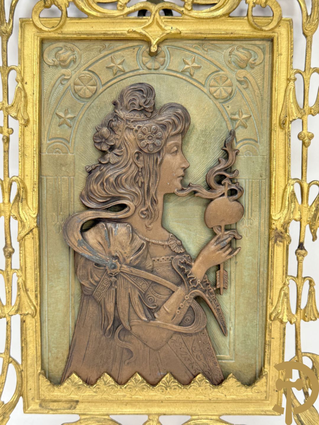 Paar vuurvergulde bronzen basreliefs met elegante dames en Jugendstil motieven