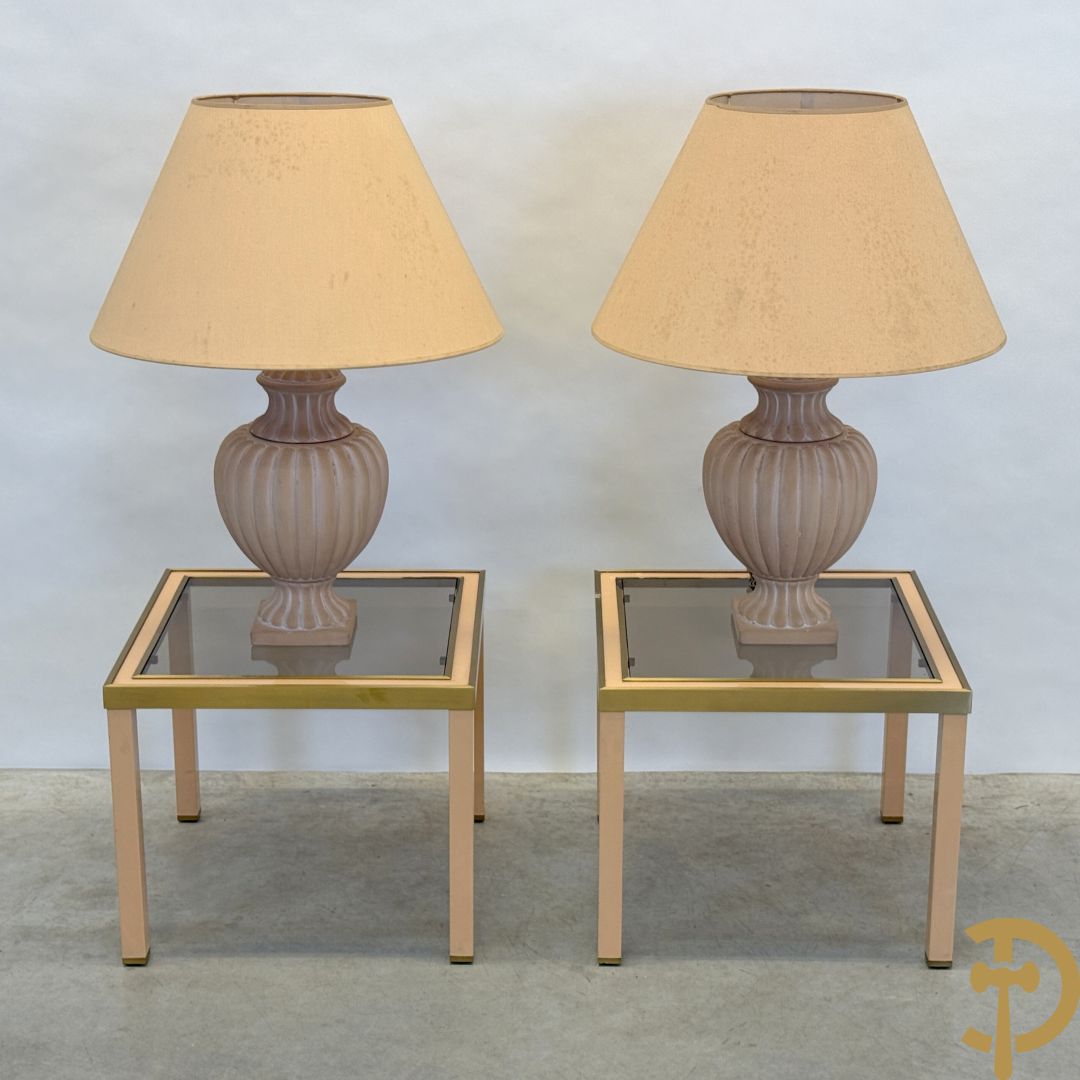 Paar bijzettafels met koperafwerking en glazen fumé blad + 2 bijhorende lampadaires in terra cotta