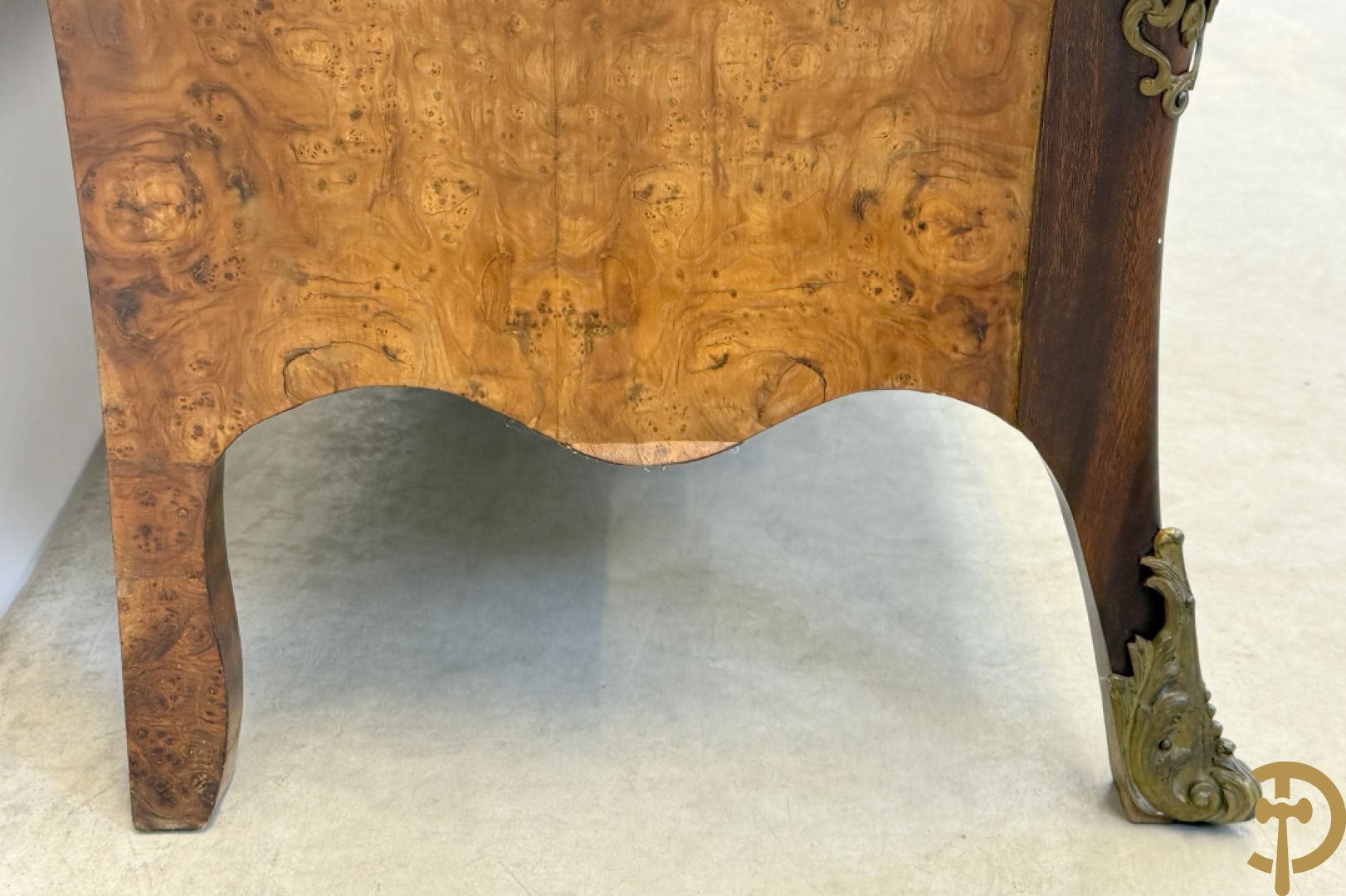Wortelnotehouten drieladencommode met bronsbeslag van mazarinkoppen en accanthusranken, bovenaan met rood geaderd marmeren blad