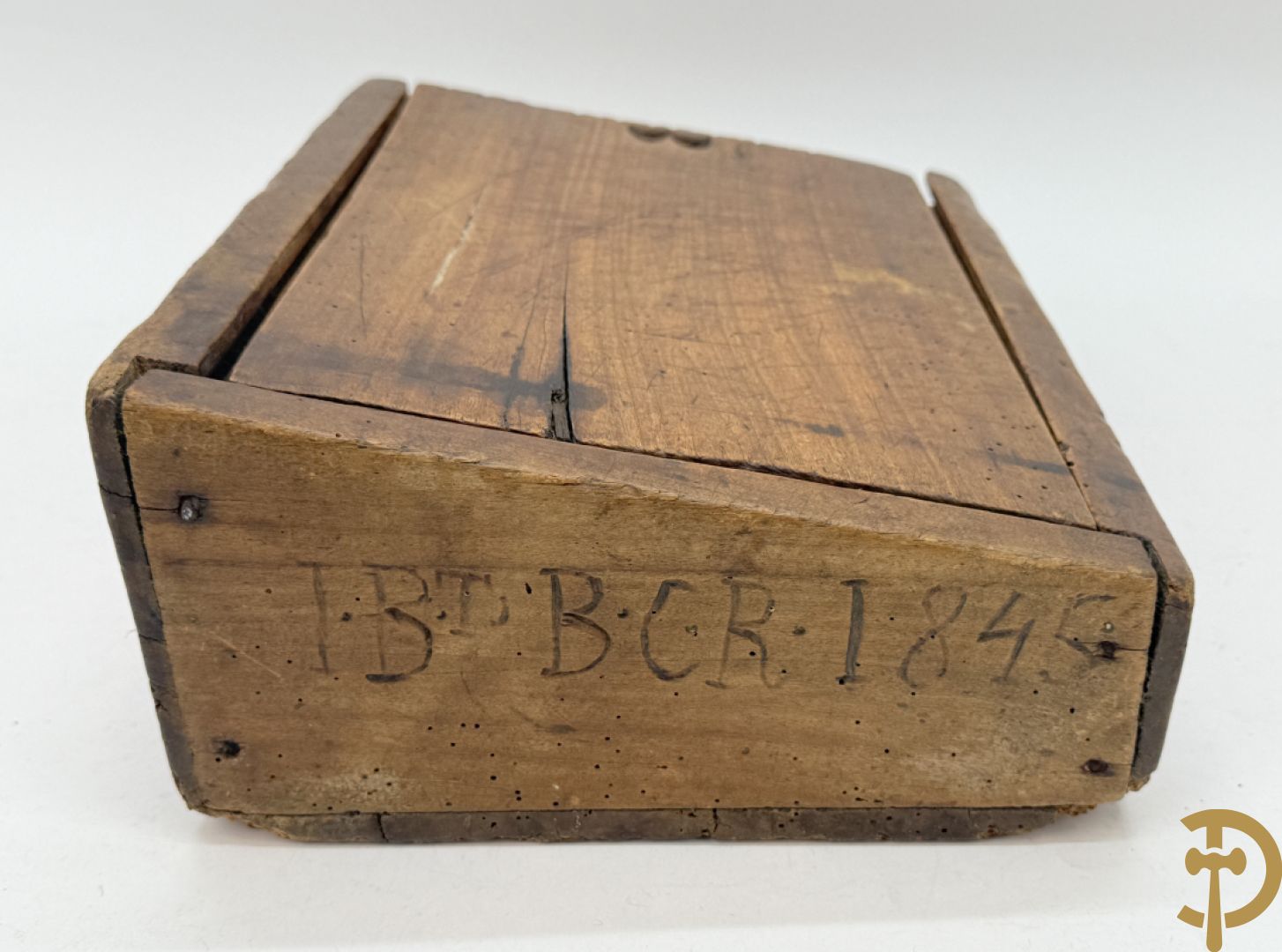 Lot folklore w.o. antieke gemerkte (IBT BCR) houten muurdoos 1845, karner zonder stok, antieke houten veldfles (gourde) 19e + houten sculptuurtje