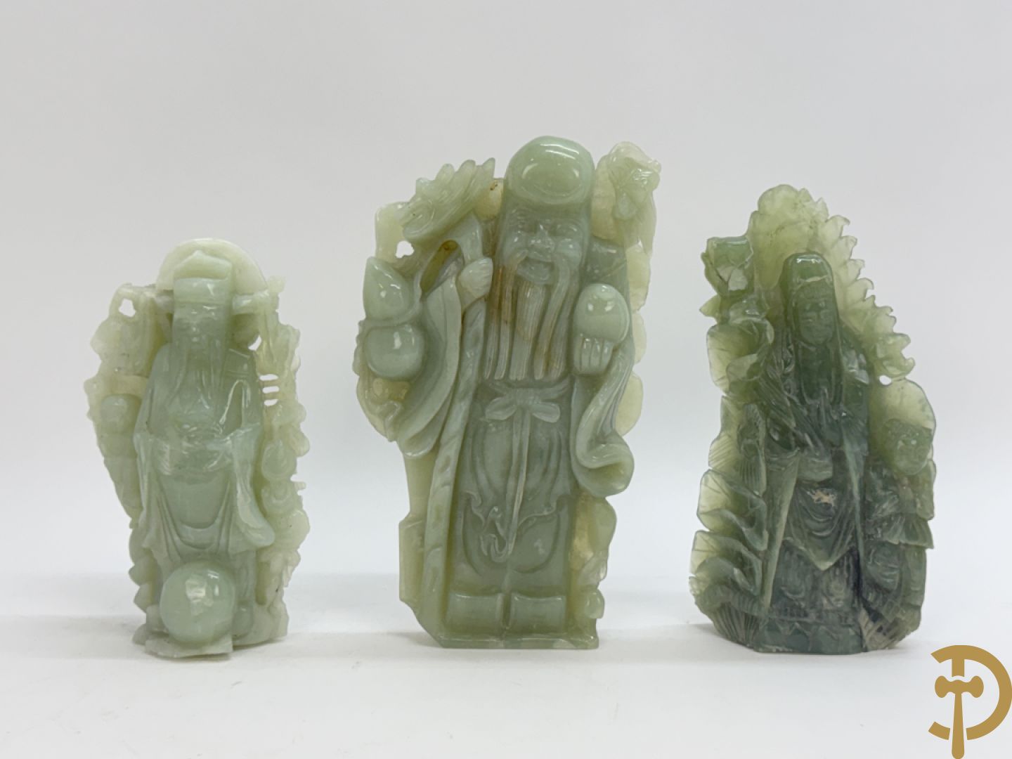Drie Boedhistische handgesculpteerde stenen wijsgeren in jadeiet en speksteen
