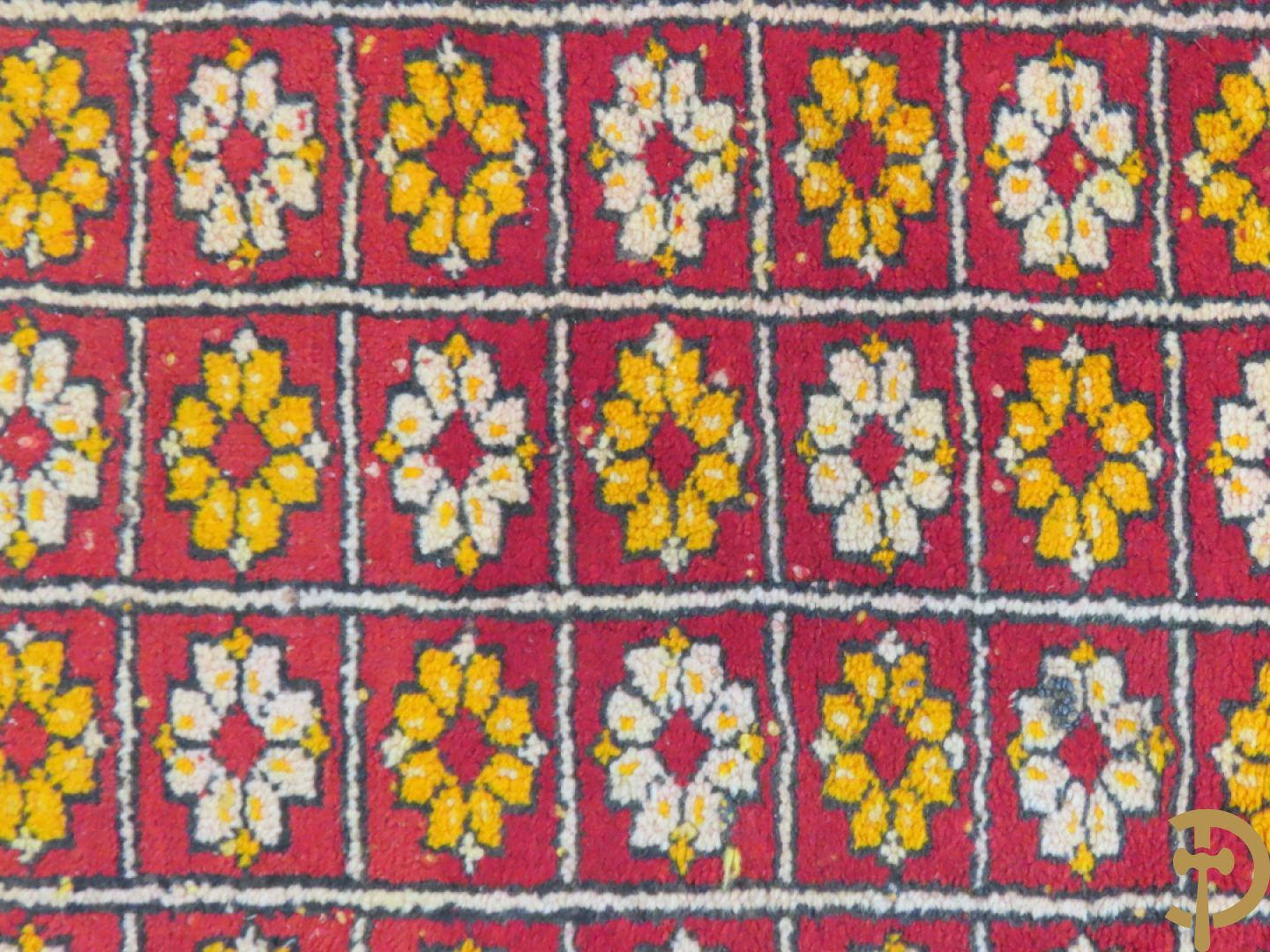 Oosters handgeknoopt tapijt met diagonale kleurbanden  + rood handgeknoopt tapijt met centraal motief + klein handgeknoopt tapijt met bloemenpatroon