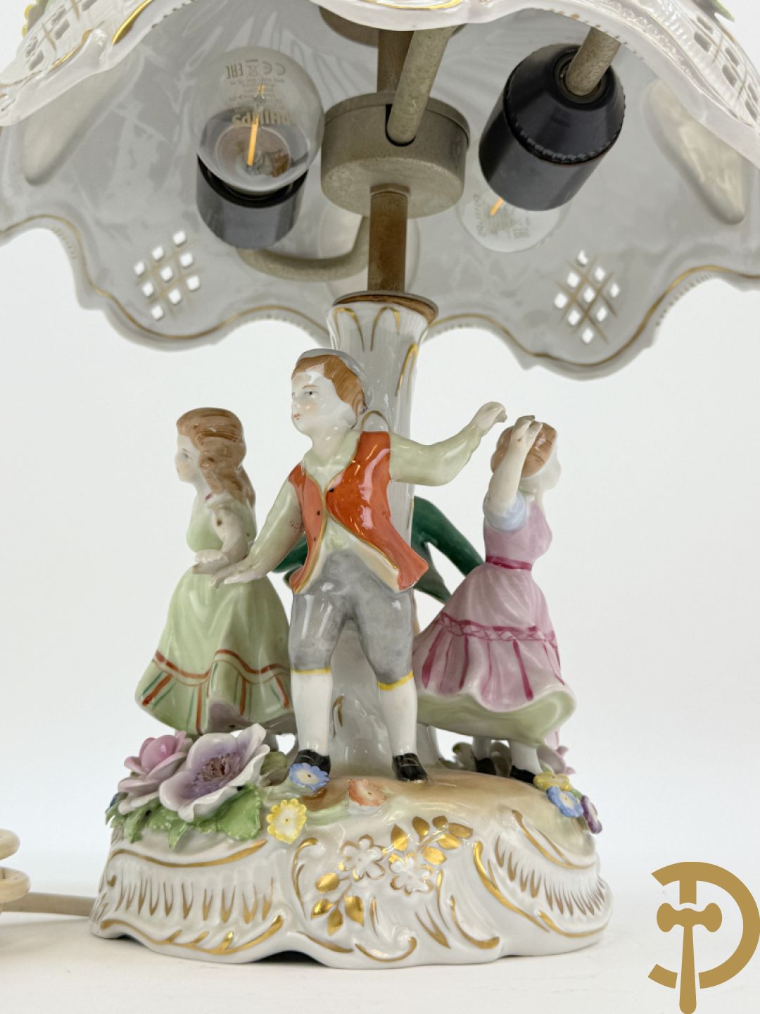Porseleinen lampadaire met dansende figuren, bovenaan met porseleinen kap bezet met bloemmetjes