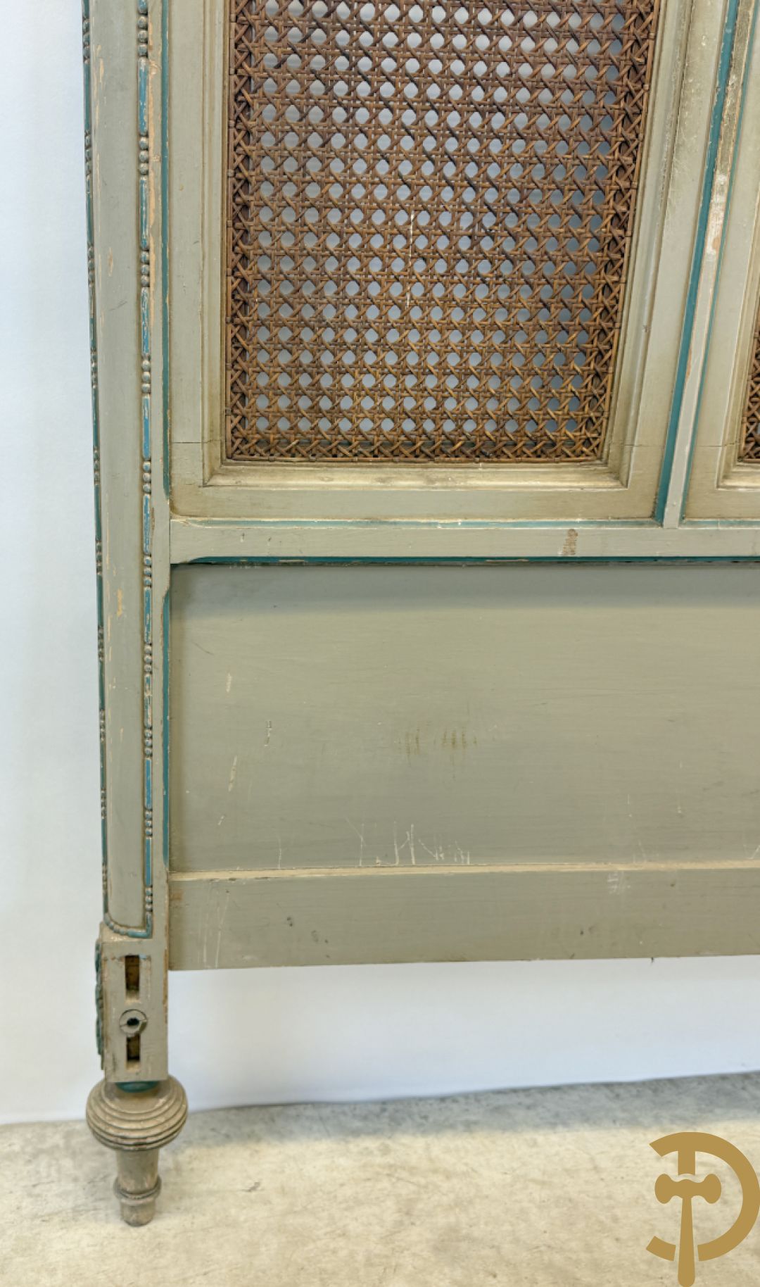 Gepatineerd Louis XVI bed met cannage en guirlandes + 2 muurconsoles met cannage en marmeren blad