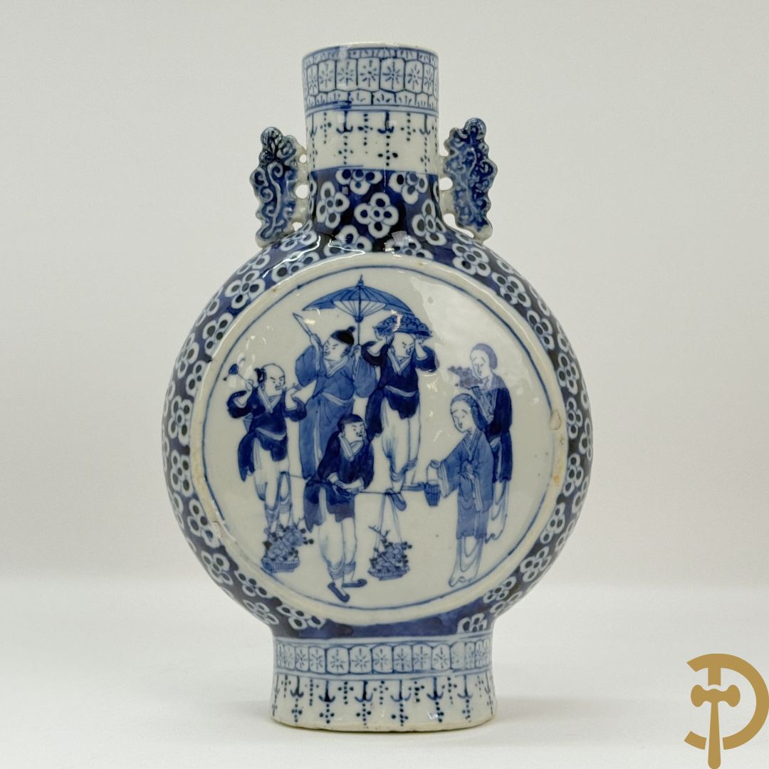 Chinese porseleinen maanvaas met geanimeerd decor
