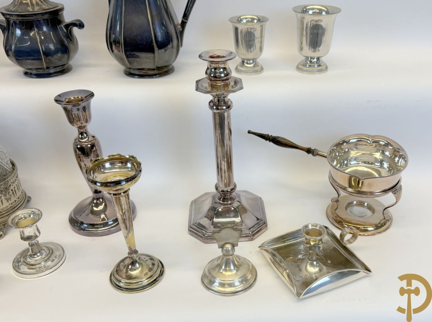 Koffieset Whiskemen (suikerpot met bluts) + Zes verzilverde kandelaars + verzilverde ijscoupes + verzilverde koffiefilters + olie- en azijnstel + verzilverde suikerstrooier e.a.