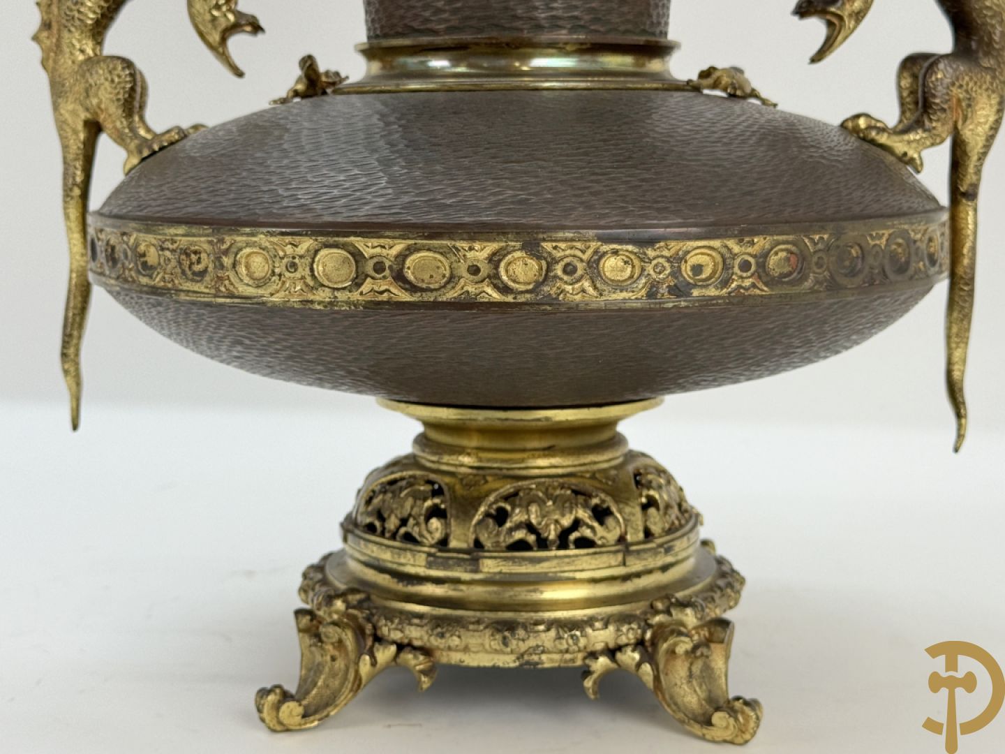 Koperen siervaas met bronzen ornamenten van hagedissen en draken