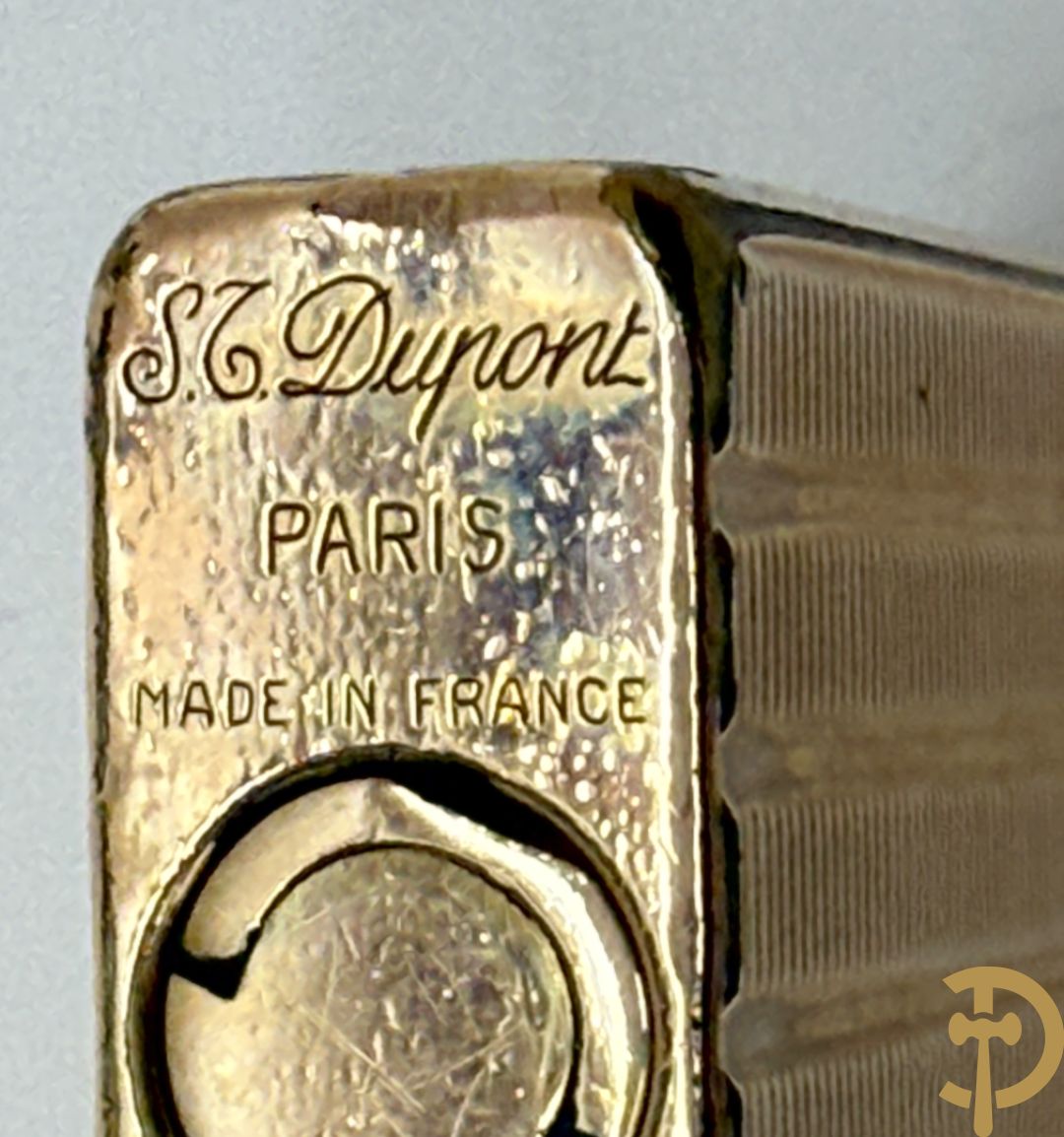 Vergulde aansteker S.T. Dupont met lijnmotieven, serienummer "954BEC" - in etui