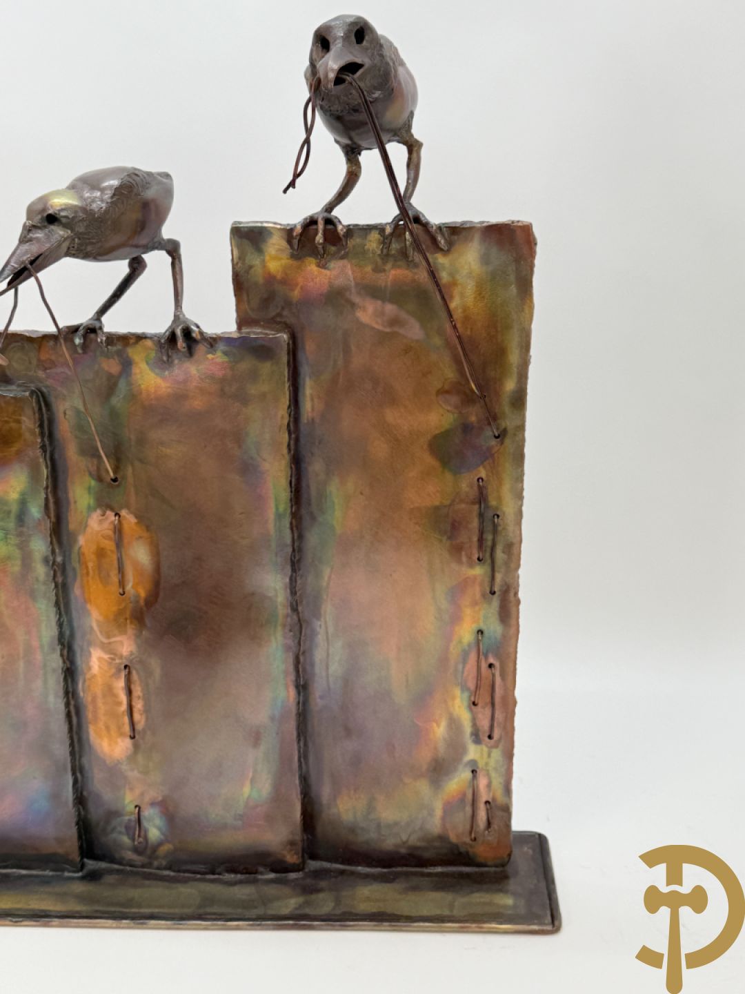 BEL J. getekend (Belaen Jean Pierre) Bronssculptuur met 4 vogels op schutting