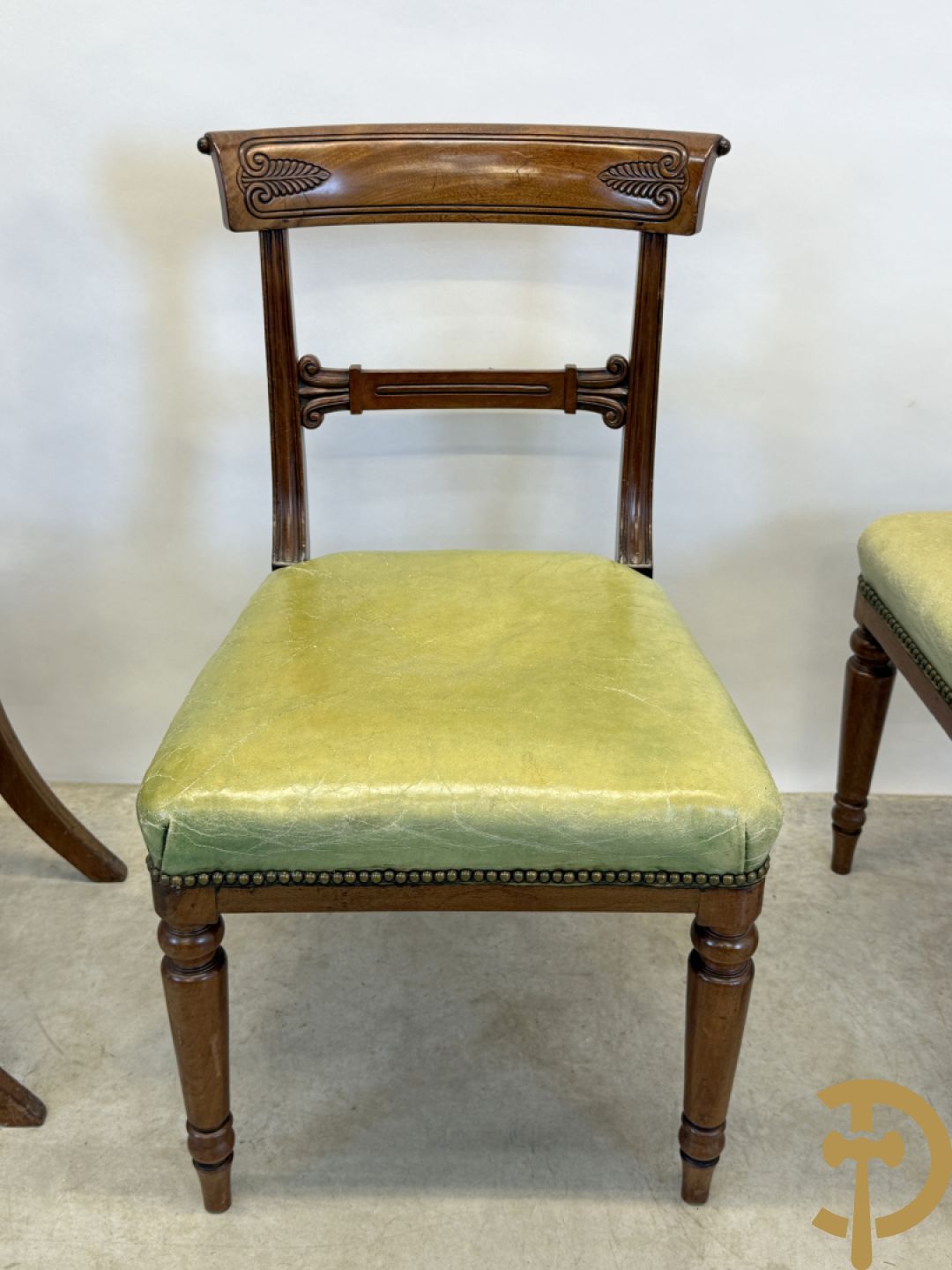 Set Engelse mahoniehouten stoelen met gondelvormige rug en lederen zitting (2 armzetels en 4 stoelen)