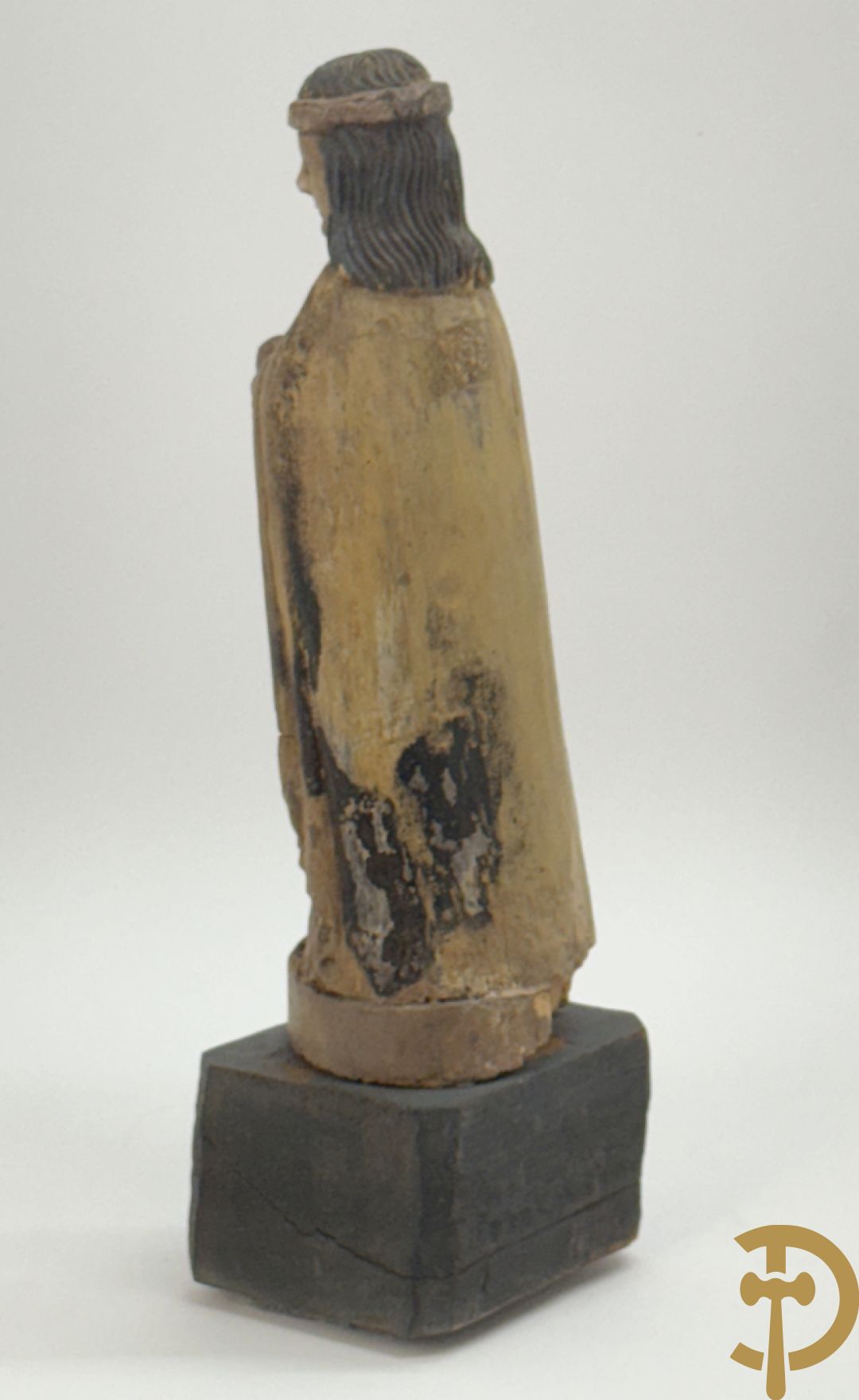 Volkse houtsculptuur van Heilige figuur met lam