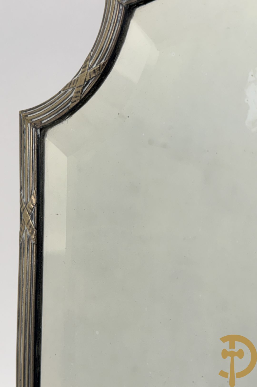 Verzilverde kader met Louis XVI motieven en geslepen spiegel + vergrootglas imet benen handvat en verzilverde montuur
