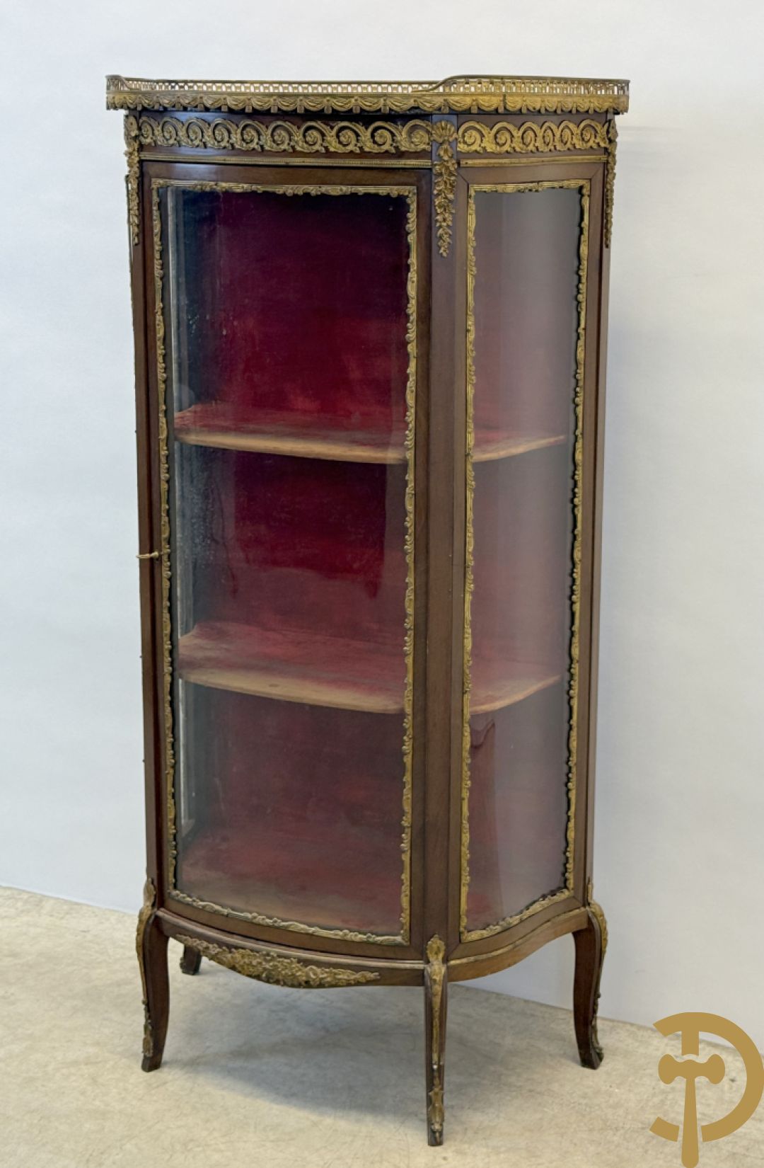 Notelaren vitrine bezet met bronsbeslag en gebogen ruitjes, bovenaan met marmeren blad