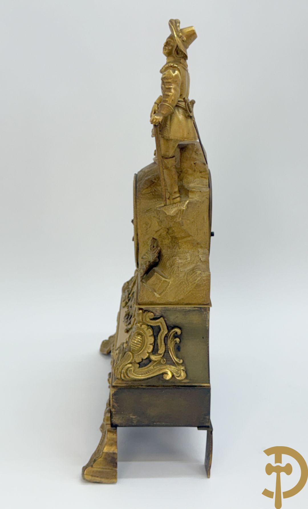 Vuurvergulde bronzen schouwpendule met musketier bekroond, getekend Cadart à Lille