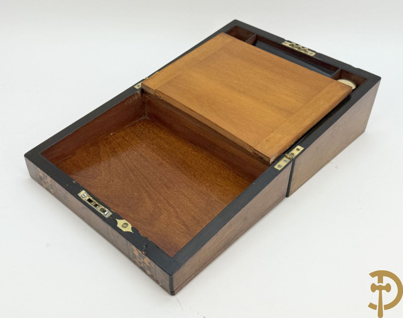 Schrijfbox in wortelnotehout met marquetterie en bovenaan een parelmoer plakkette + Japanse zwartgelakte openklapbare schrijfbox met verguld geanimeerd decor