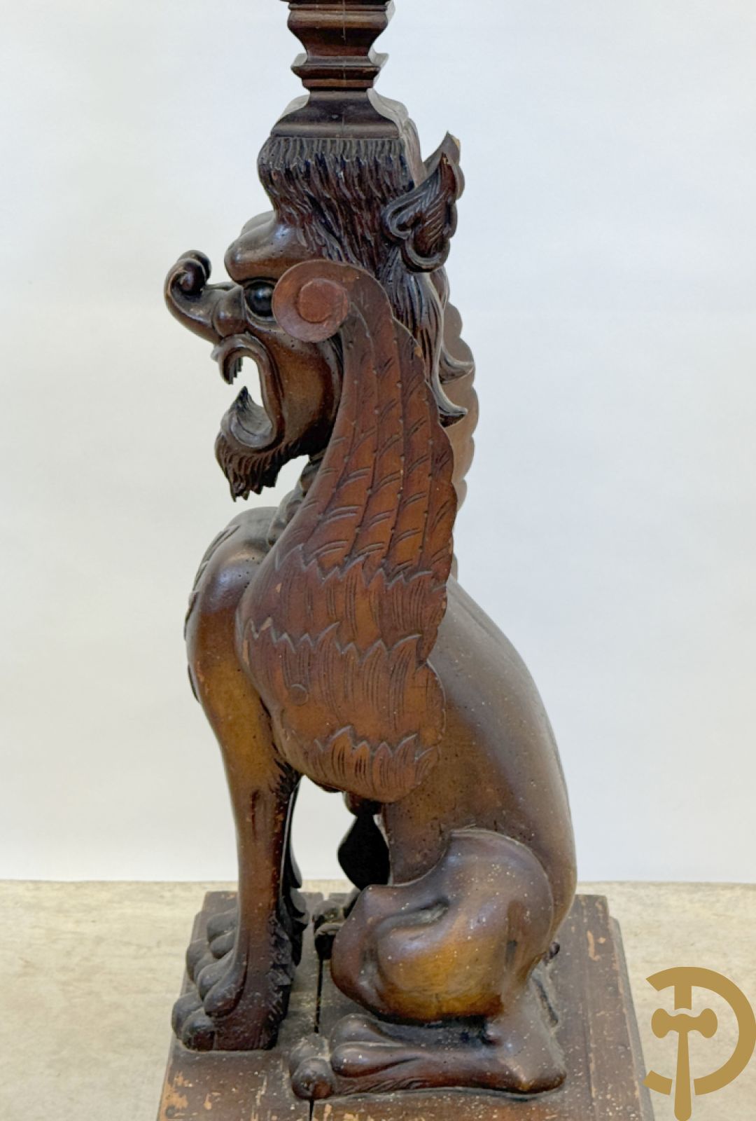Houtgesculpteerde sokkel in de vorm van een handgesculpteerde fo hond bezet met marmeren plateau