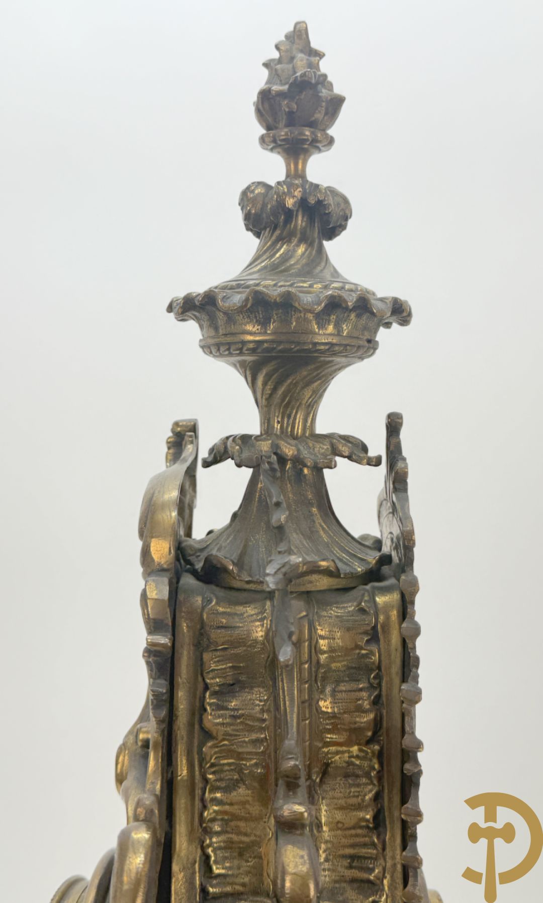 Driedelige koperen garnituur bestaande uit middenstuk bezet met amfoor en paar kandelaars , Louis XV stijl