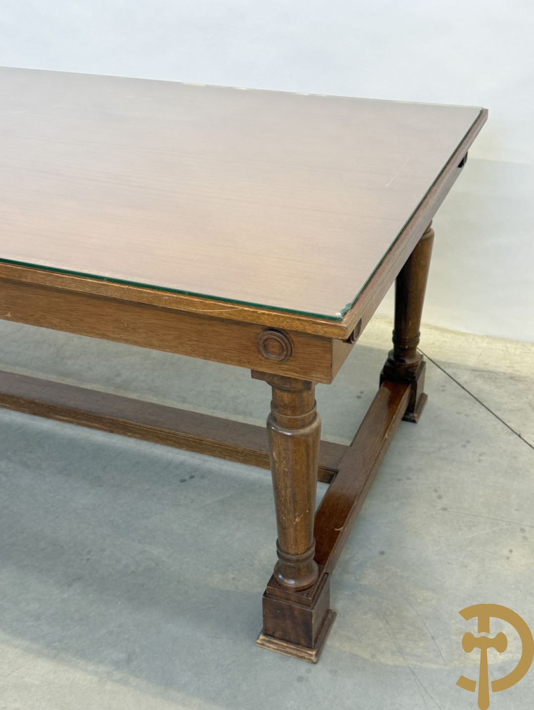 Notelaren tafel met glazen blad op vier ballustervormige poten - bezet met bollen op de zijkant