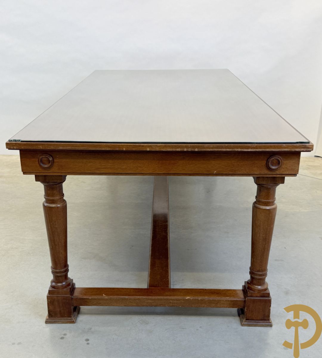 Notelaren tafel met glazen blad op vier ballustervormige poten - bezet met bollen op de zijkant