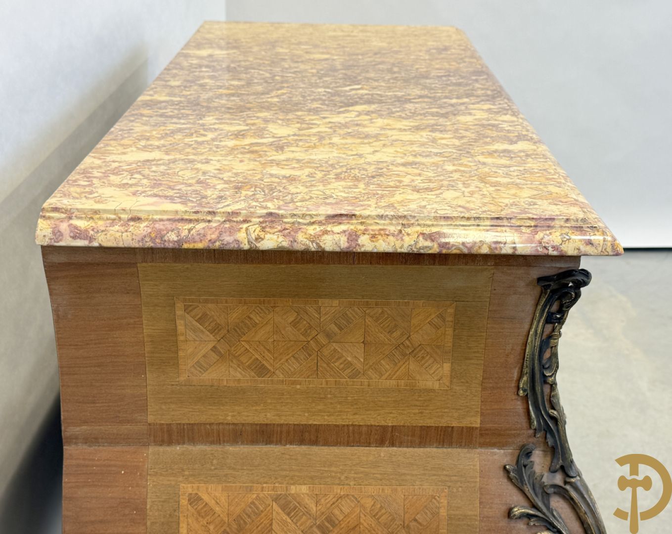 Notelaren gemarketteerde en gegalbeerde drieladencommode bezet met bronsbeslag en geaderd marmeren blad