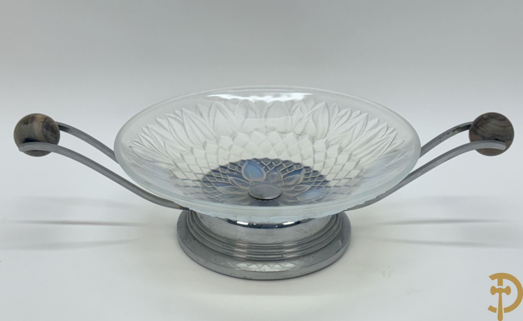 Art Deco schaal van pate de verre met bloemenmotief gevat in chromé houder + Art Deco coupe in pate de verre met bloemenmotieven gevat in chromé houder