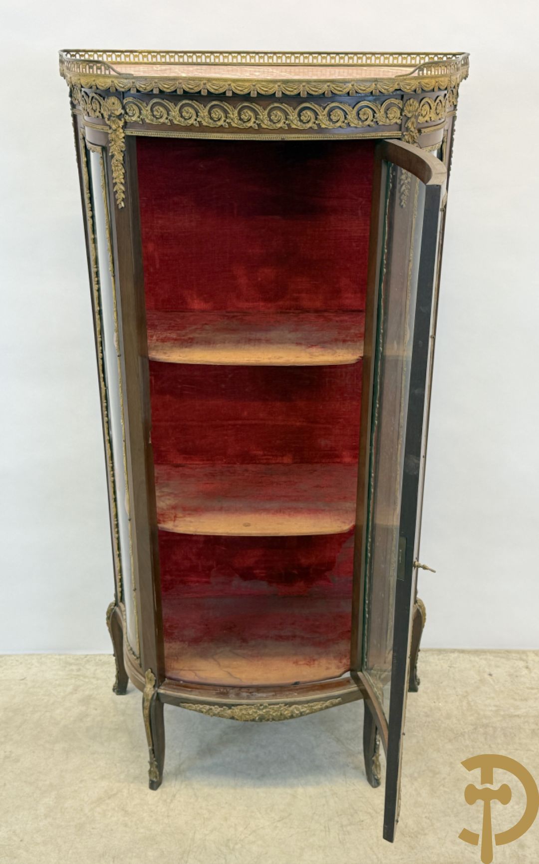 Notelaren vitrine bezet met bronsbeslag en gebogen ruitjes, bovenaan met marmeren blad