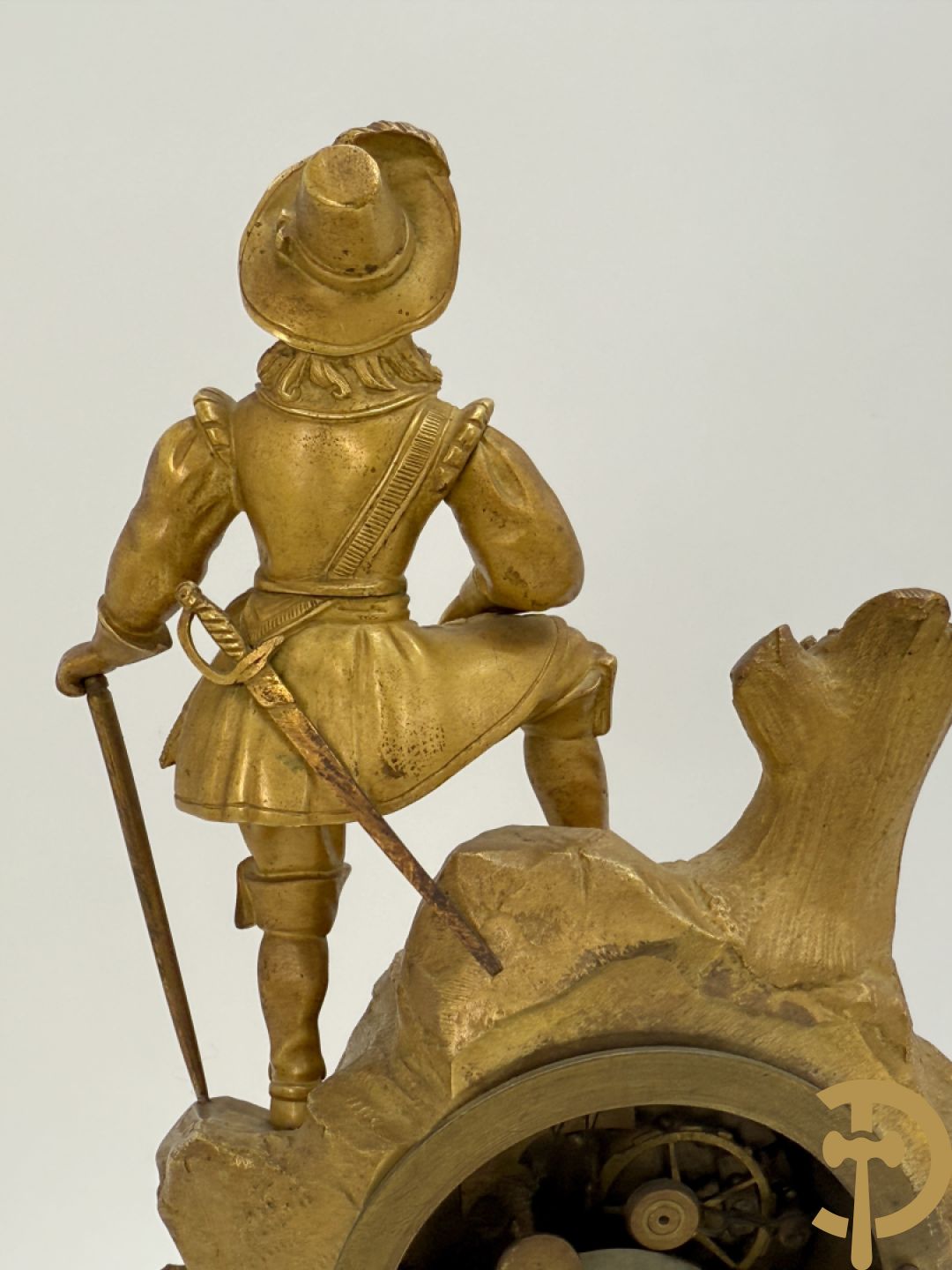 Vuurvergulde bronzen schouwpendule met musketier bekroond, getekend Cadart à Lille