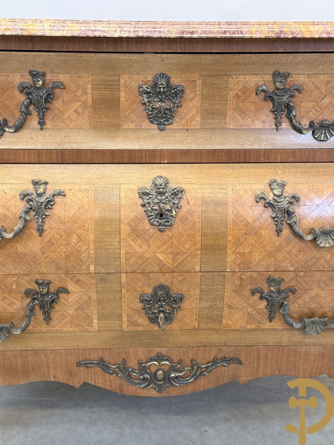 Notelaren gemarketteerde en gegalbeerde drieladencommode bezet met bronsbeslag en geaderd marmeren blad