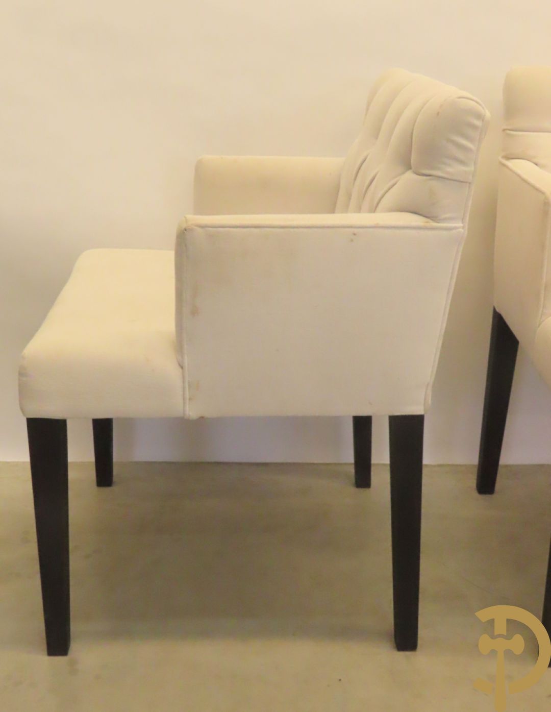 Wit geceruseerde rechthoekige tafel op ballusterpoten + 6 wit gecapitoneerde armstoelen