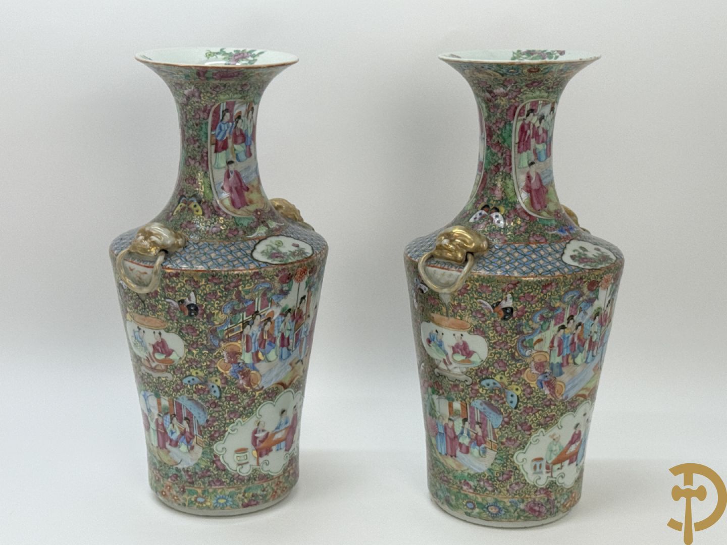 Paar Chinese porseleinen famille rose Kanton vazen met geanimeerd decor en zijdelings met fo honden
