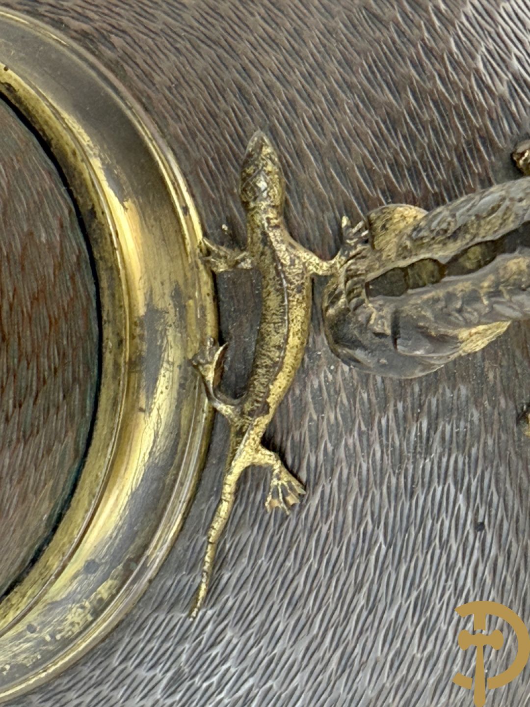 Koperen siervaas met bronzen ornamenten van hagedissen en draken