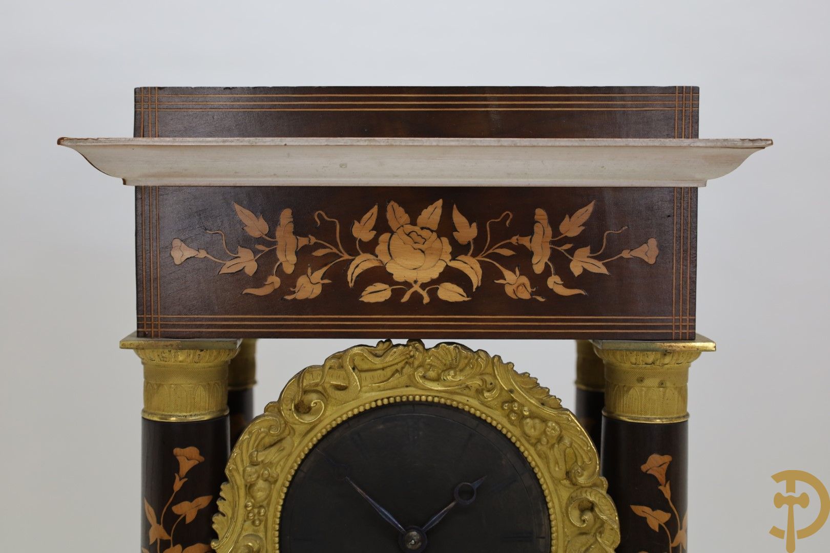 Vierzuilenklok Charles X met bloemenmarquetterie, 19e