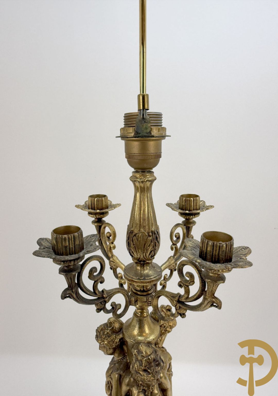 Paar vintage lampadaires met 3 karyathiden, bovenaan met 4 kaarsen en een lichtpunt, Deknudt