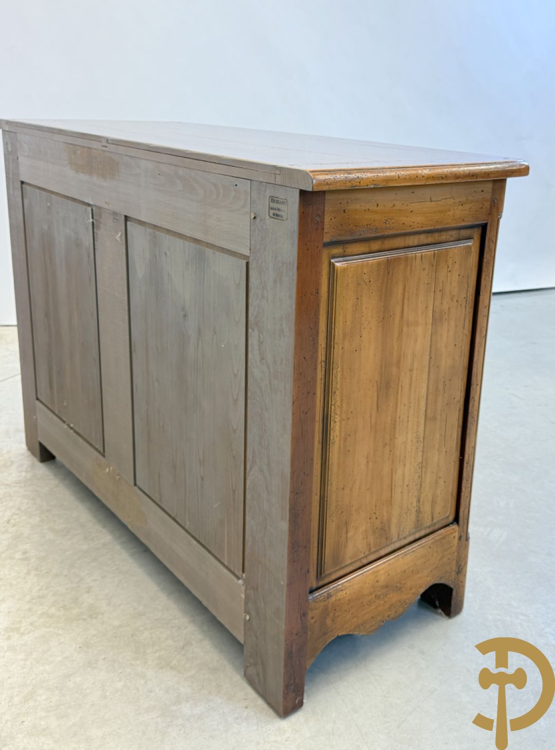 Gebogen kerselaren vierladencommode met koperen Louis XV trekkers, achteraan geëstampilleerd Richelieu Art & Meubels de France