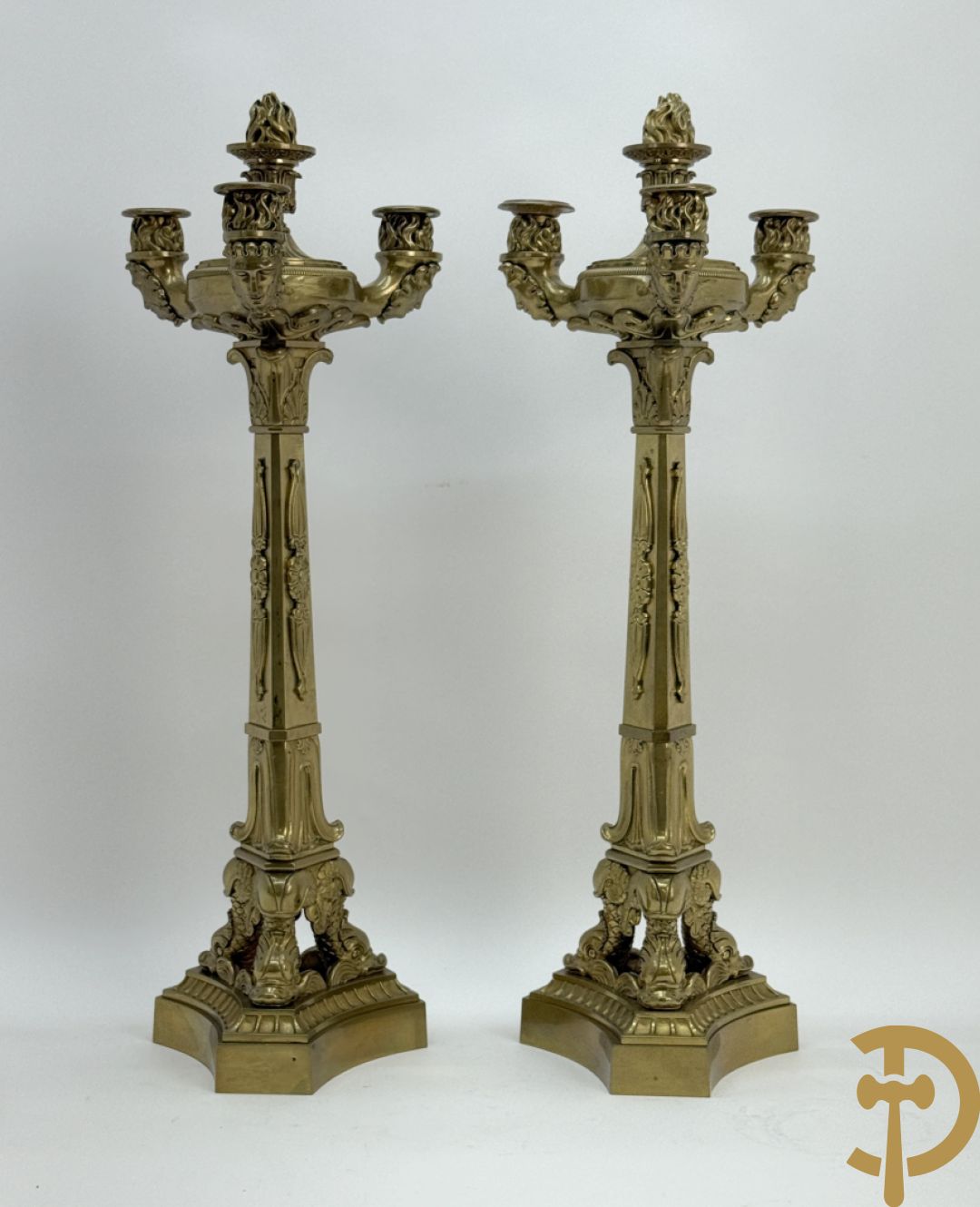 Paar bronzen 3-armige Empire kandelaars met flambeau bekroond