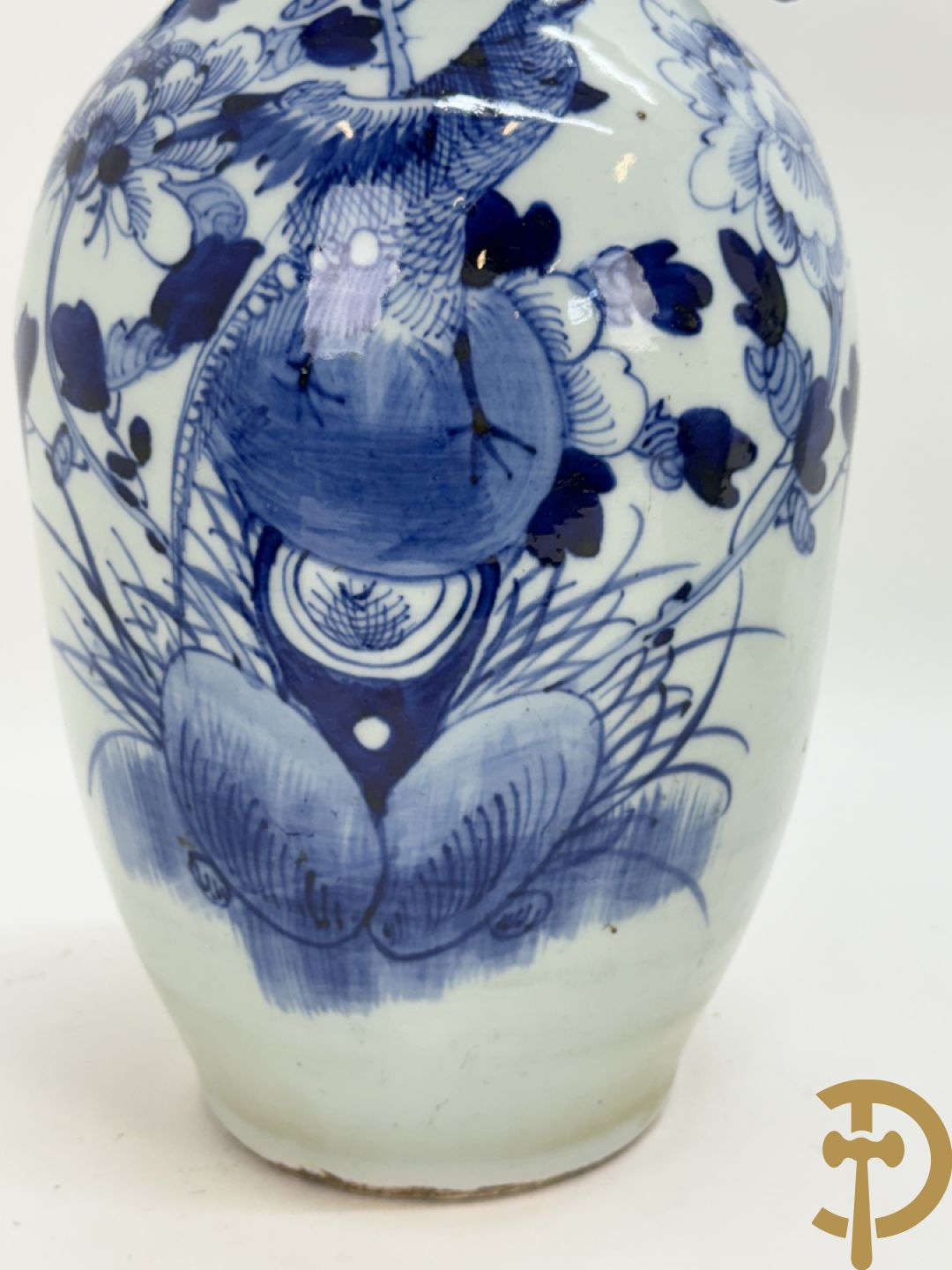 Twee Chinese porseleinen celadonvazen met blauw wit bloemen en vogeldecor + cachepot met vazendecor