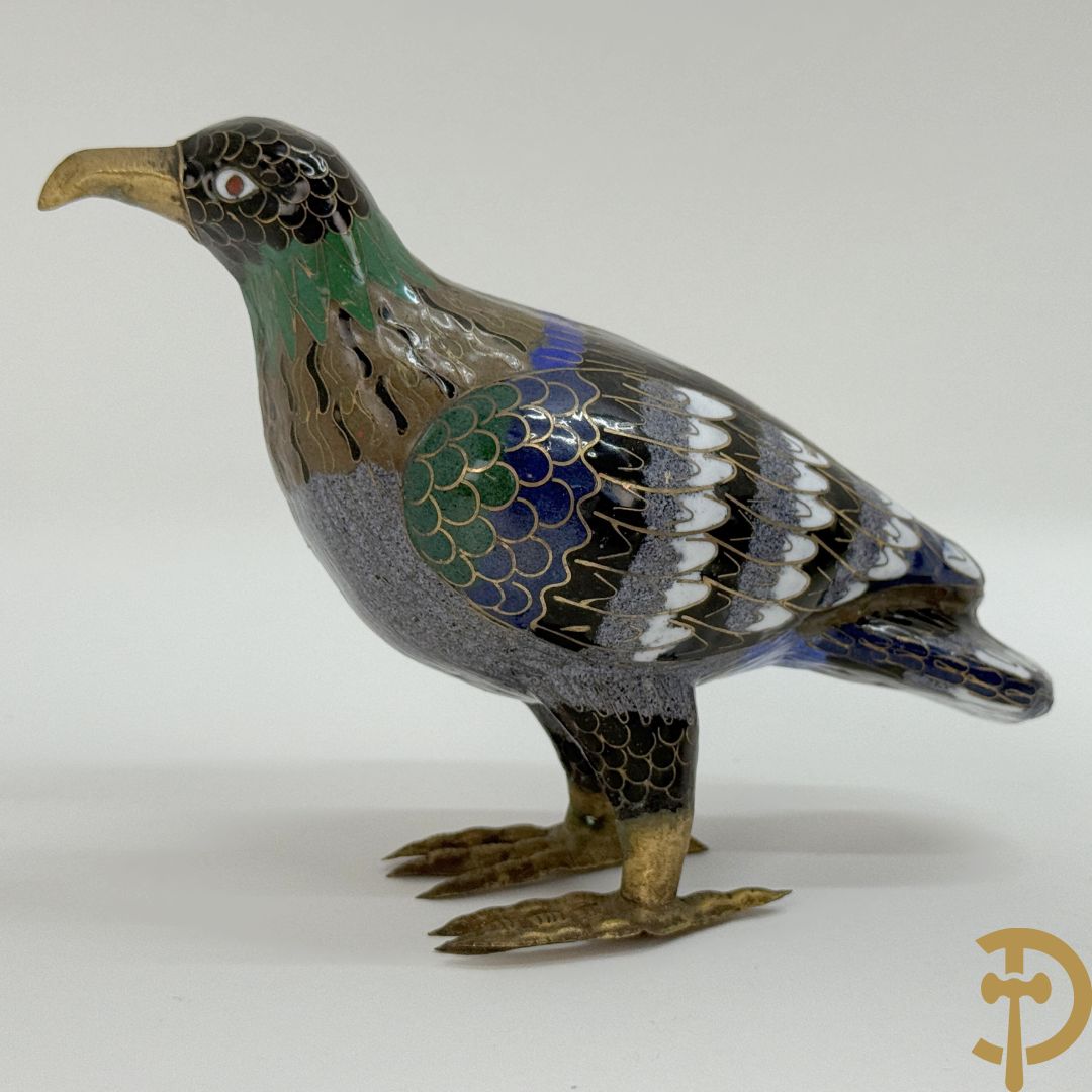 Acht stuks cloisoné w.o. paar dekselpotiches met bloemendecor, 4 vaasjes, coupe en vogel