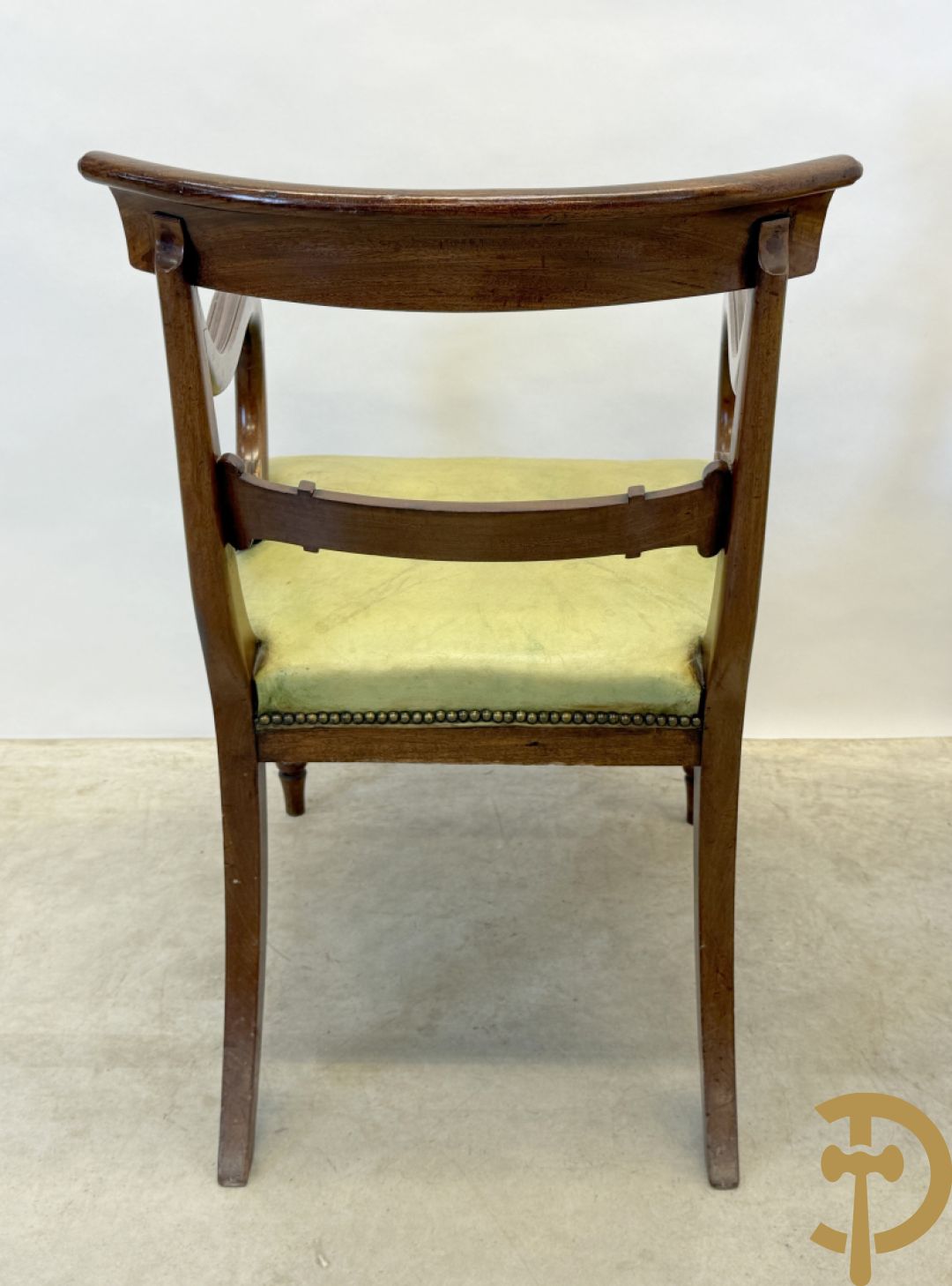Set Engelse mahoniehouten stoelen met gondelvormige rug en lederen zitting (2 armzetels en 4 stoelen)