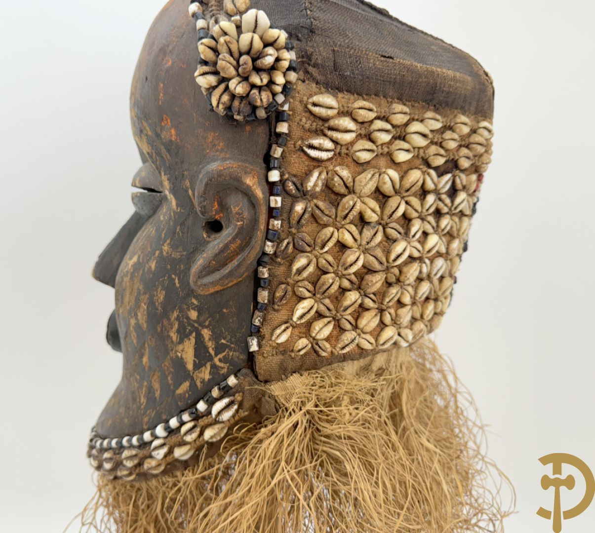 Afrikaans masker met symbolische beschildering, kralen en raffia