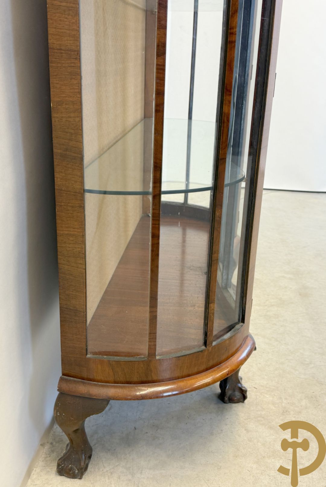 Engelse wortelnotehouten Art Deco vitrine op klauwepoten