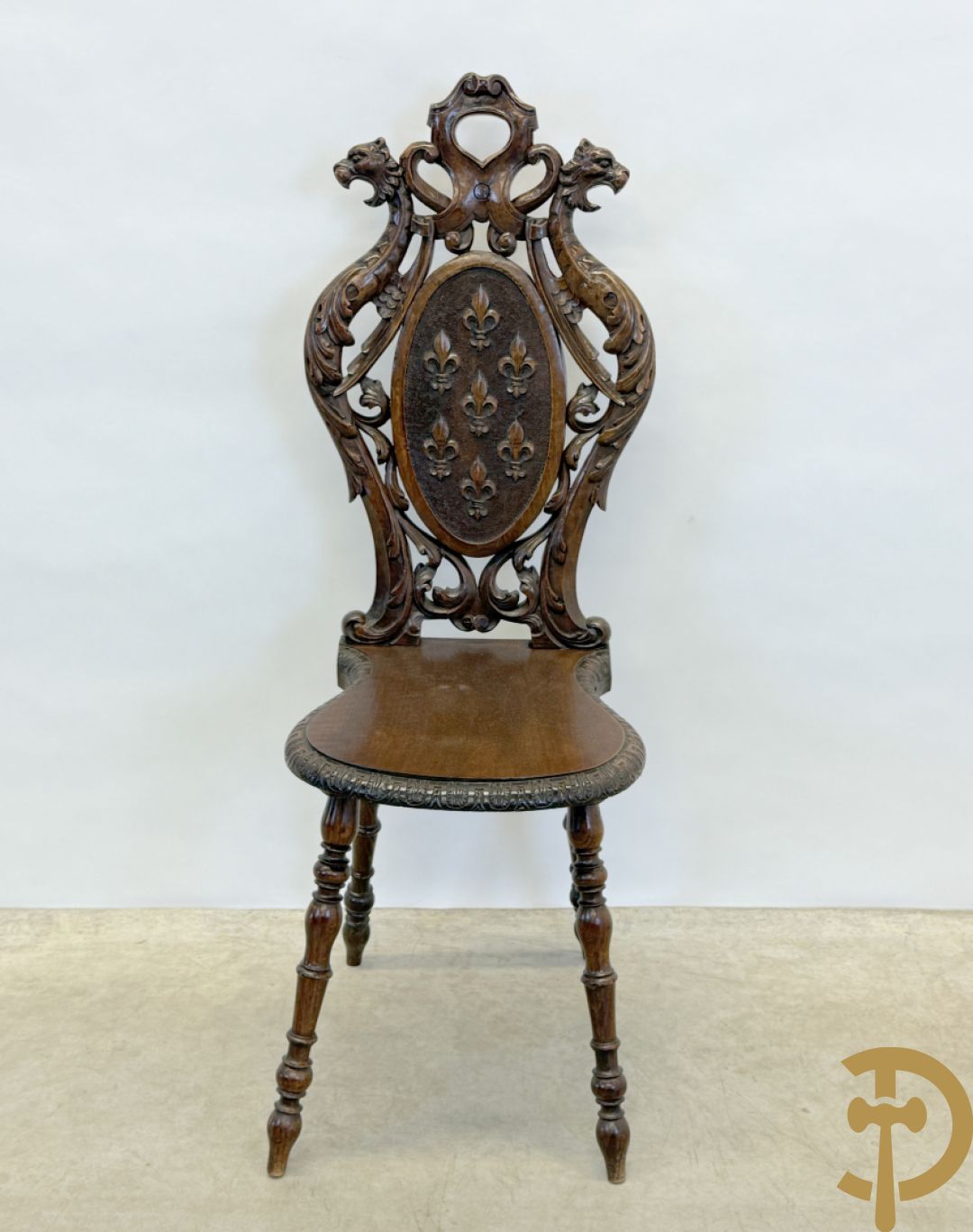 Eiken Neo Renaissance bijzetstoel scabello met decor van Franse lelies en leeuwenkoppen