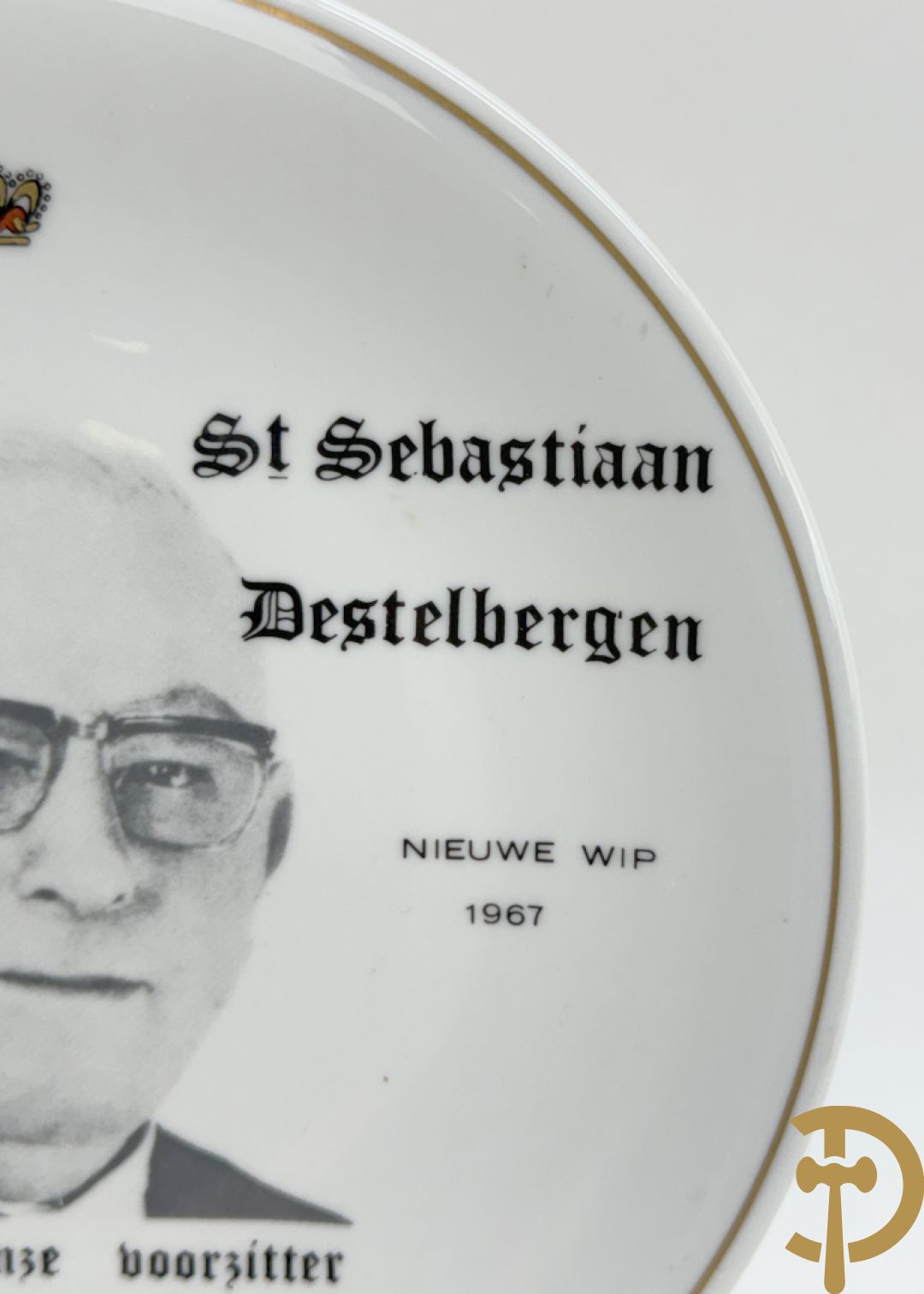 Acht porseleinen borden van boogschuttersgildes