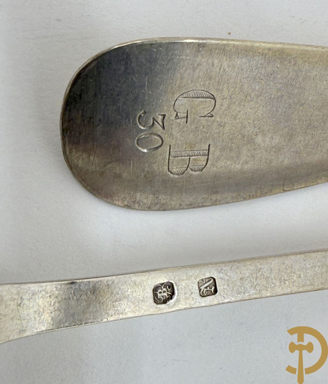 Achttien massief zilveren lepels, 14 vorken en 23 koffielepels met initialen HB, GB en DP, 19e