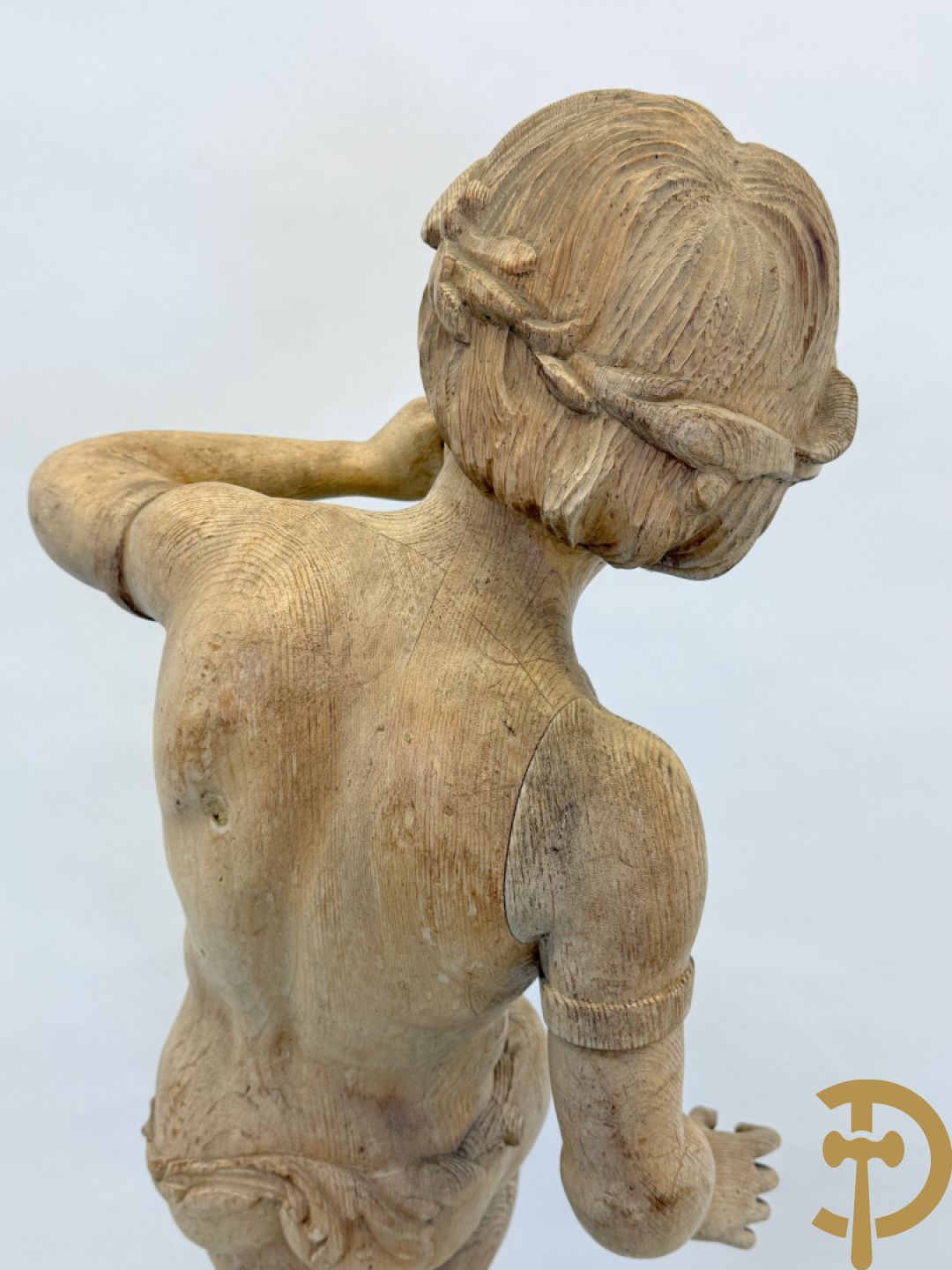 Houtgesculpteerde fluitspelende cupido staande op schelp
