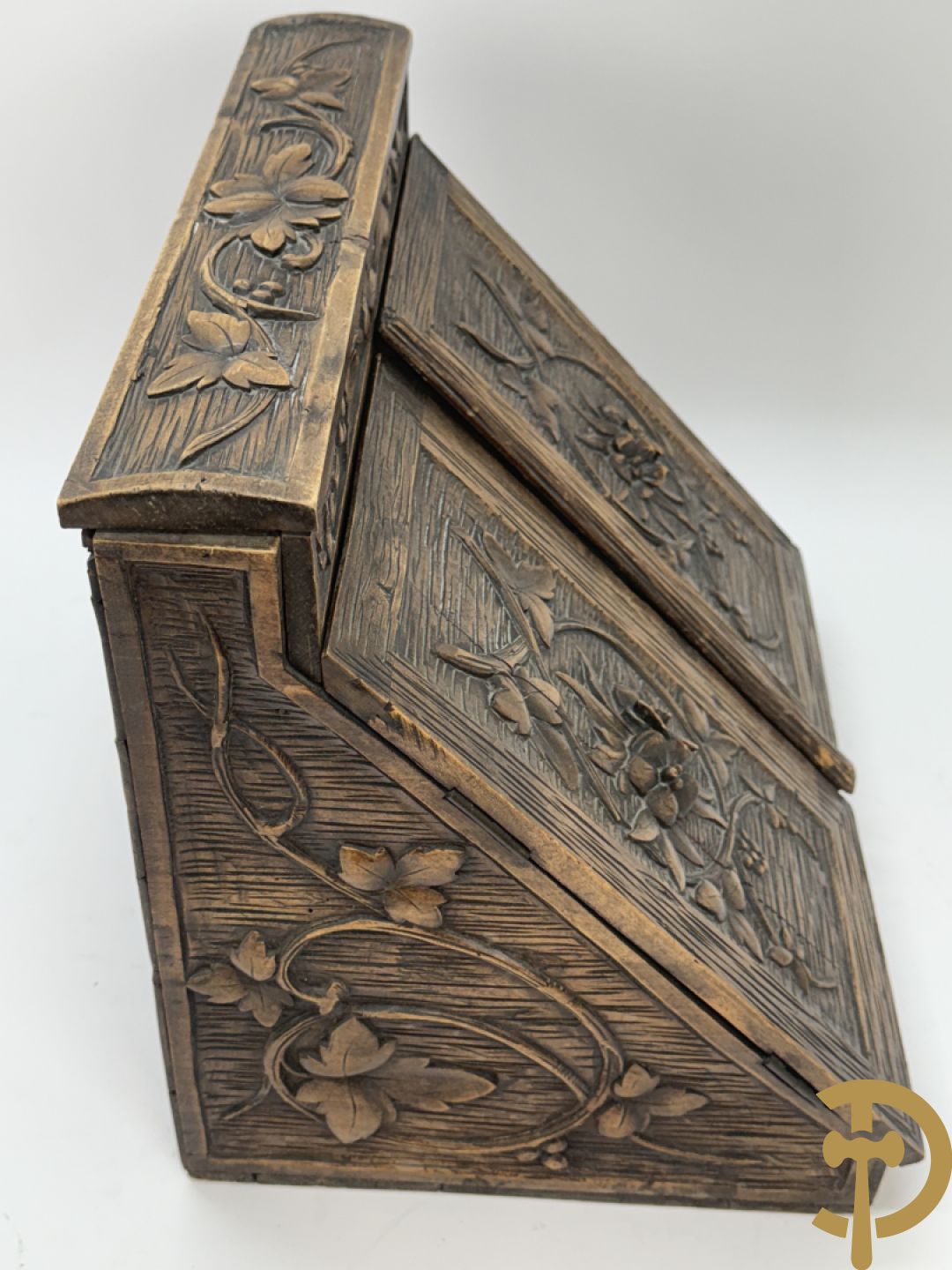 Houtgesculpteerde openklapbare brievenhouder met bloemensculptuur, laat 19e