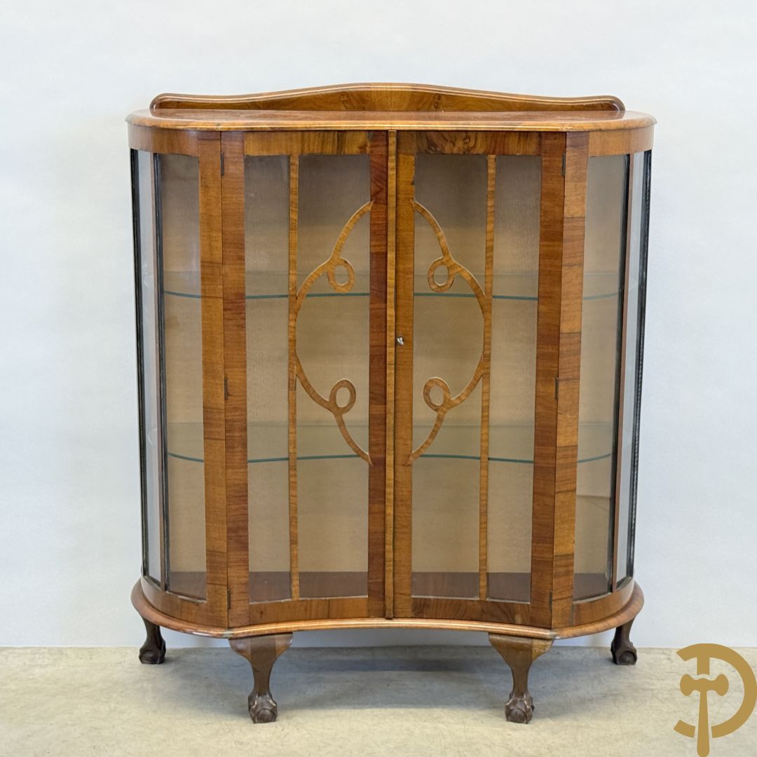 Engelse wortelnotehouten Art Deco vitrine op klauwepoten