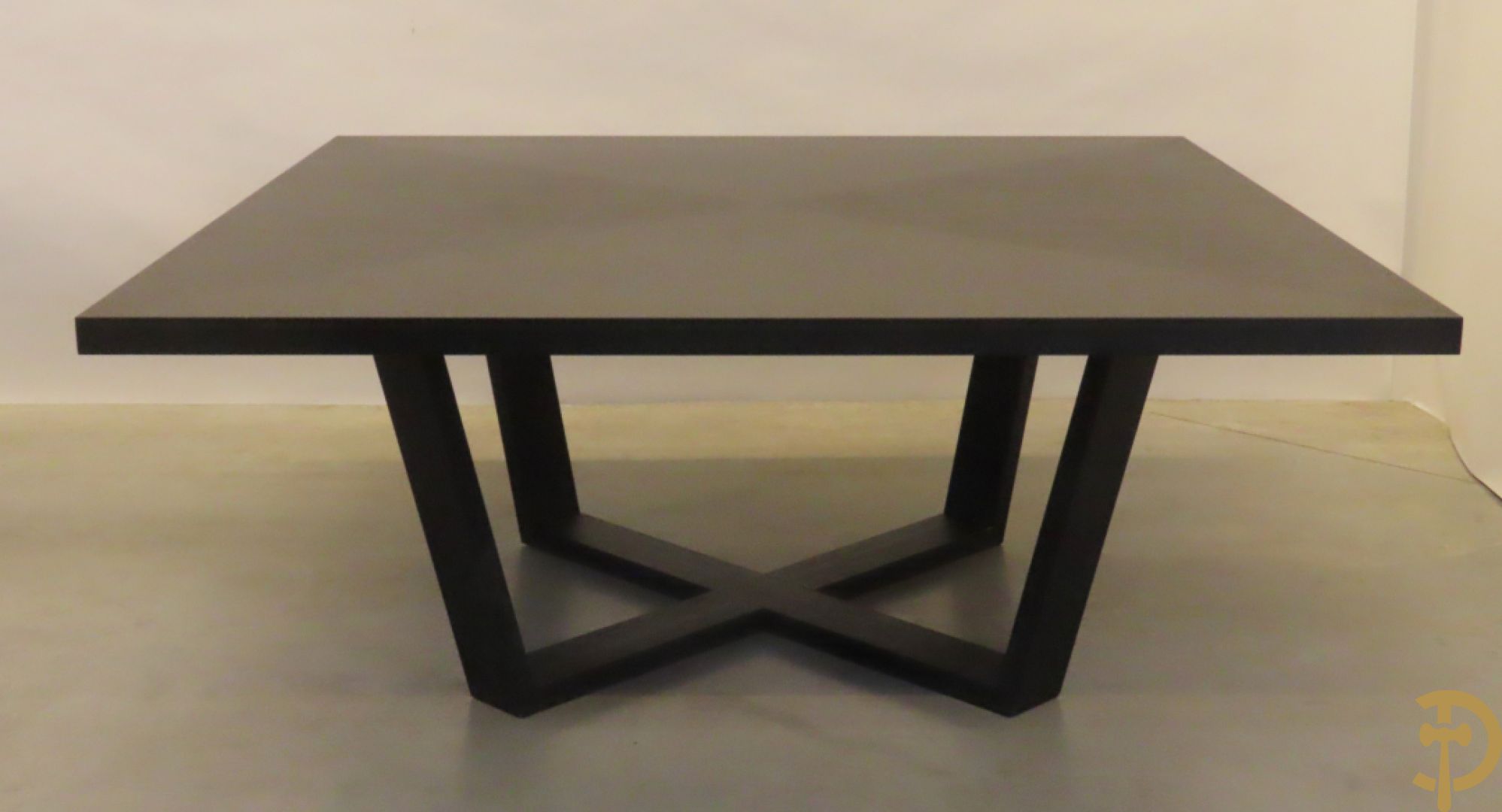 Grote moderne vierkante tafel met zwartgelakt ruitvormig fineer op kruisvormige voet, Maxalto uitgegeven door B & B Italia