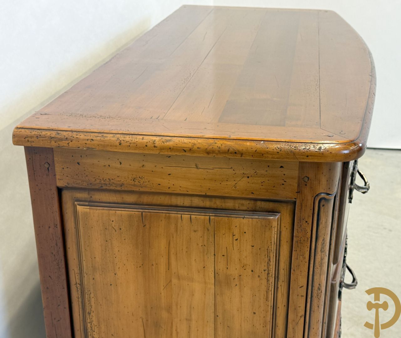 Gebogen kerselaren vierladencommode met koperen Louis XV trekkers, achteraan geëstampilleerd Richelieu Art & Meubels de France